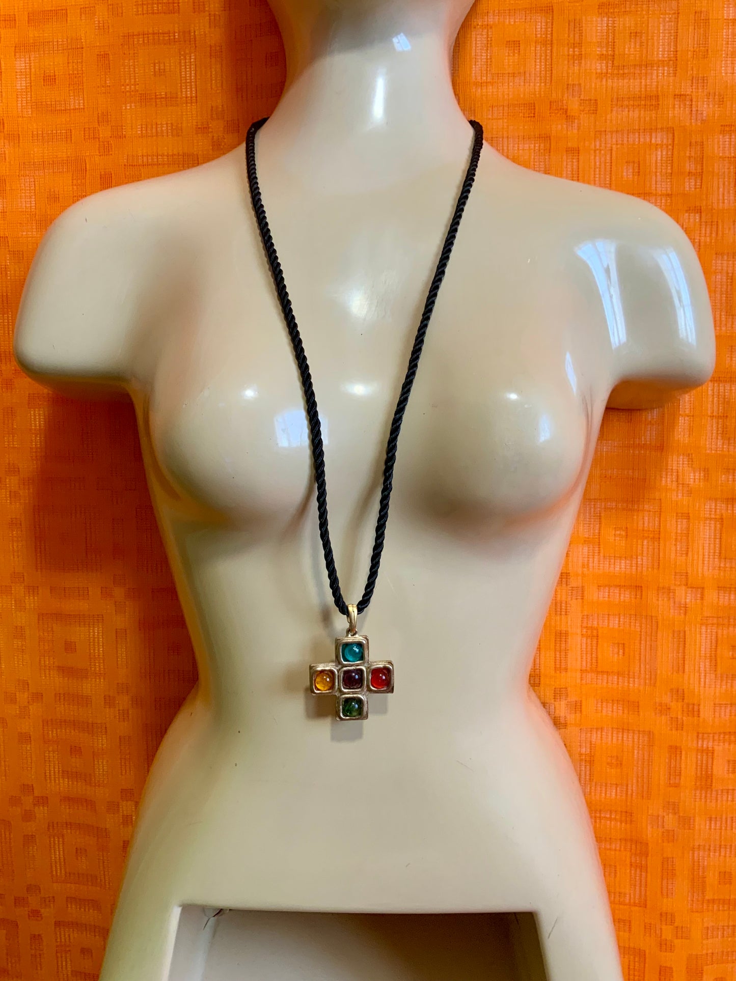 Collier et pendentif croix Jacky de G France Vintage