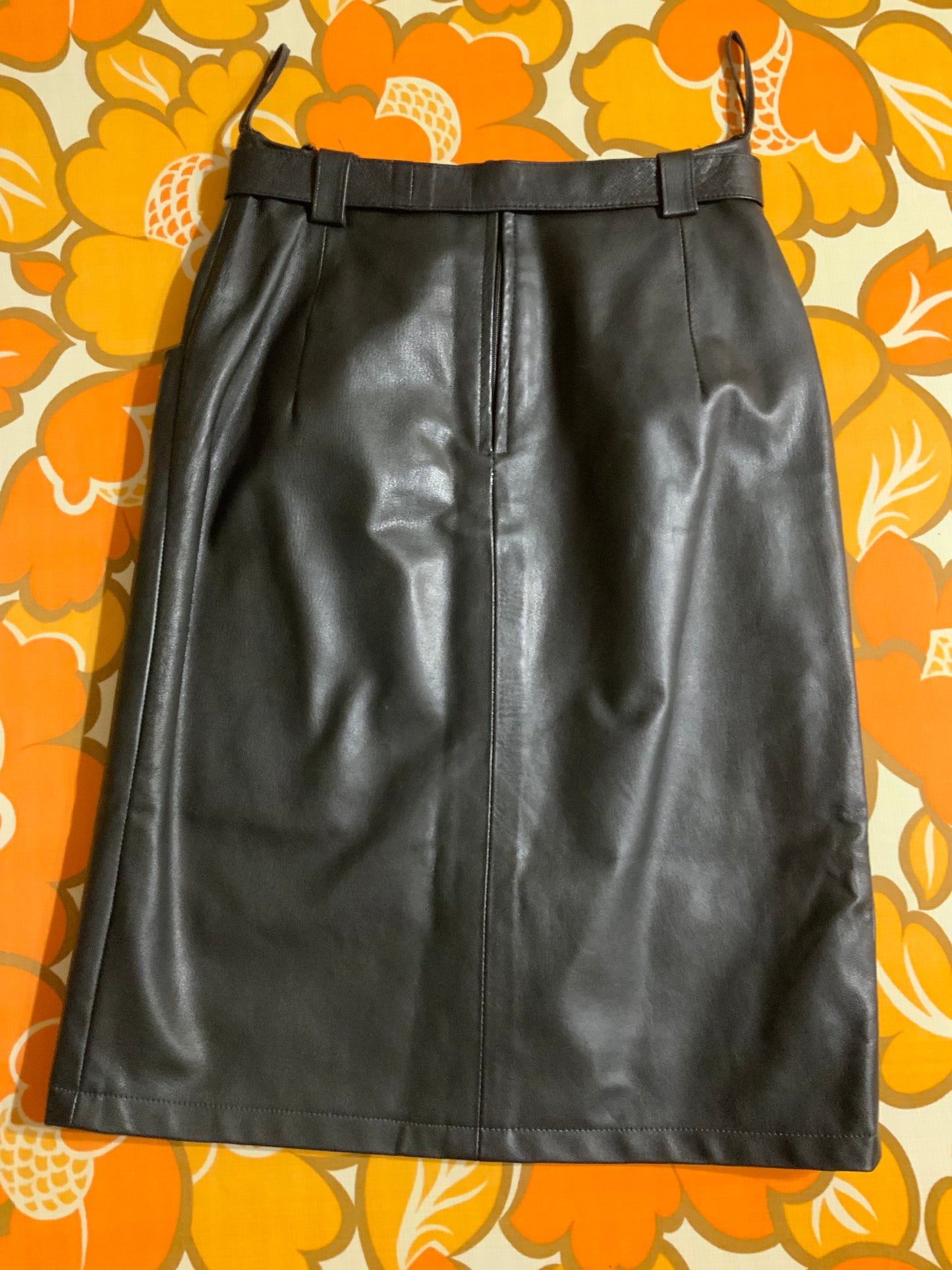 Jupe droite en Cuir noir Vintage-T34