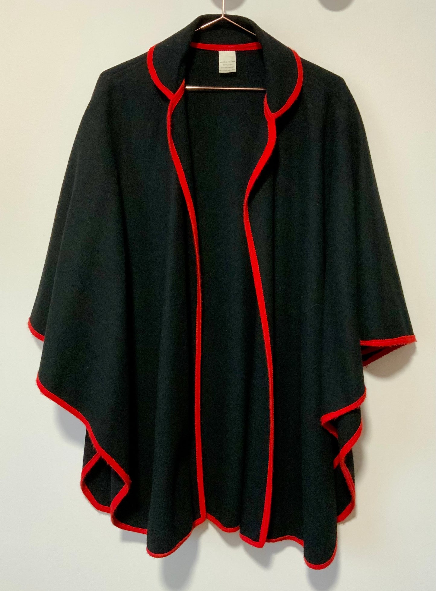 Superbe Cape en Laine noire liserés rouges Vintage 1970/80 France