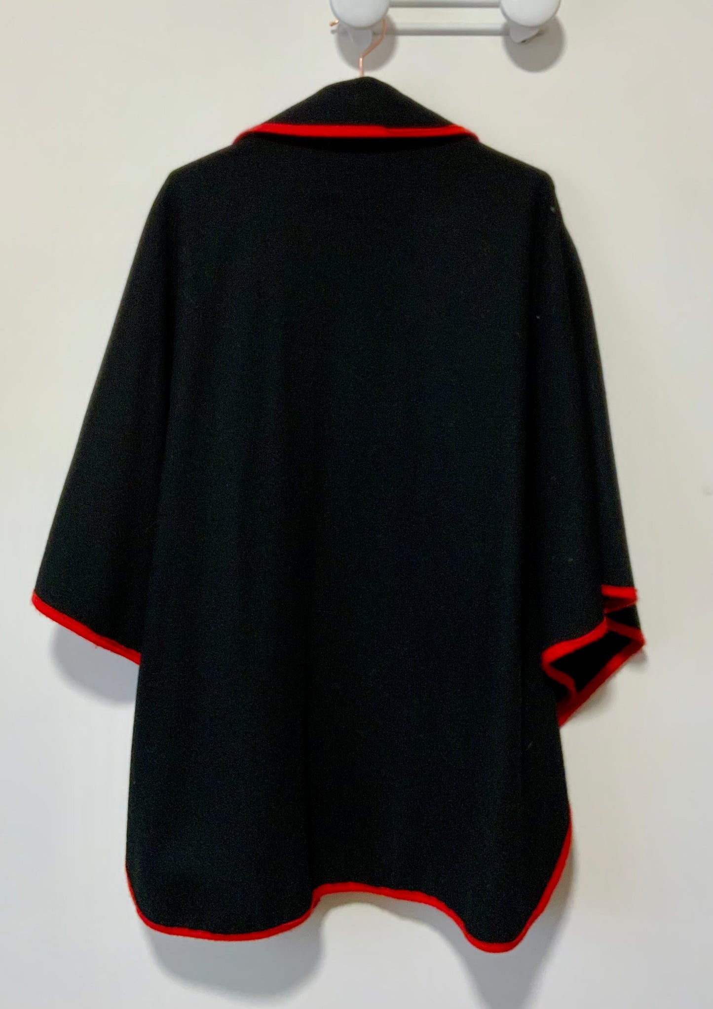 Superbe Cape en Laine noire liserés rouges Vintage 1970/80 France