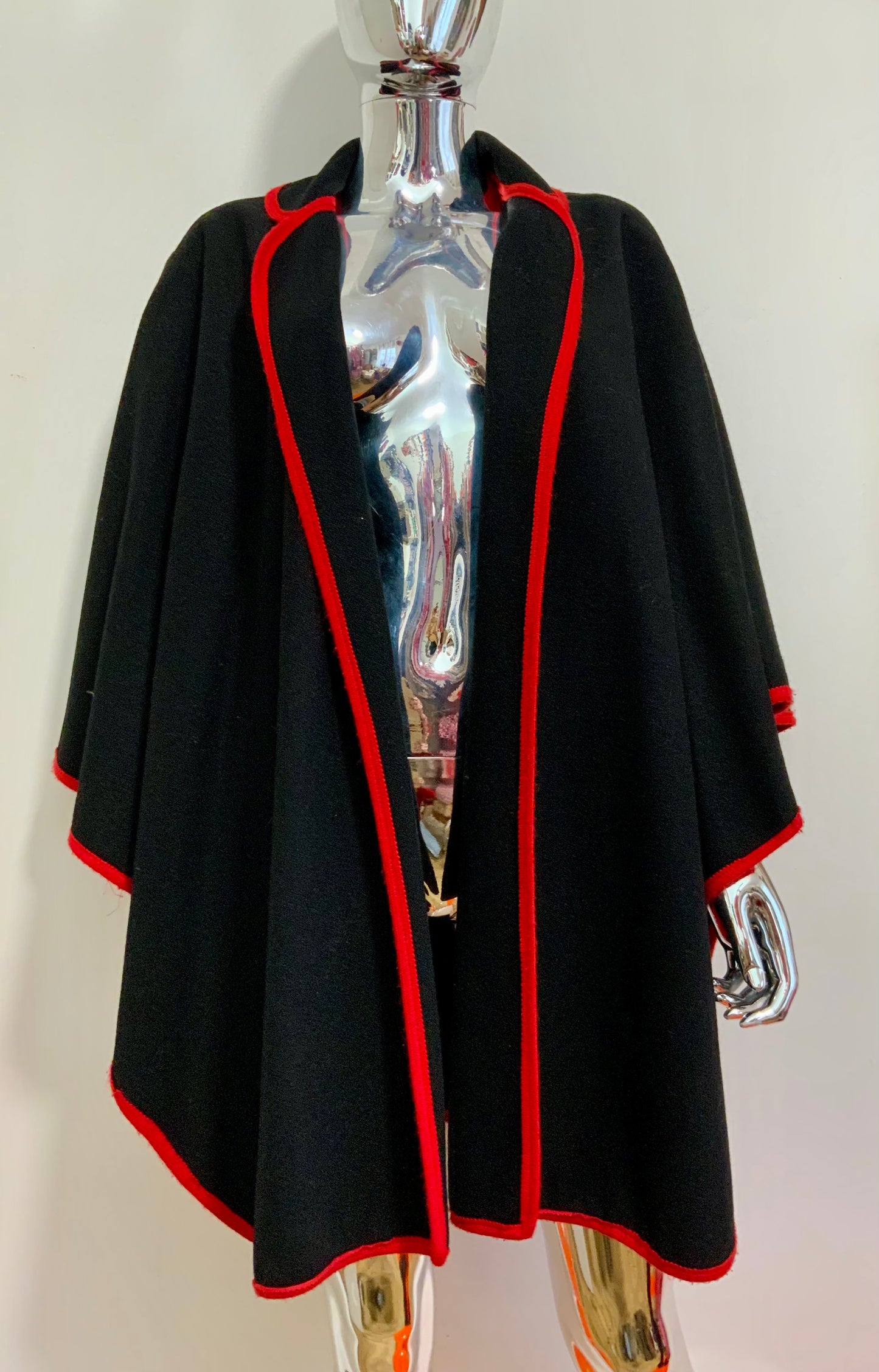 Superbe Cape en Laine noire liserés rouges Vintage 1970/80 France