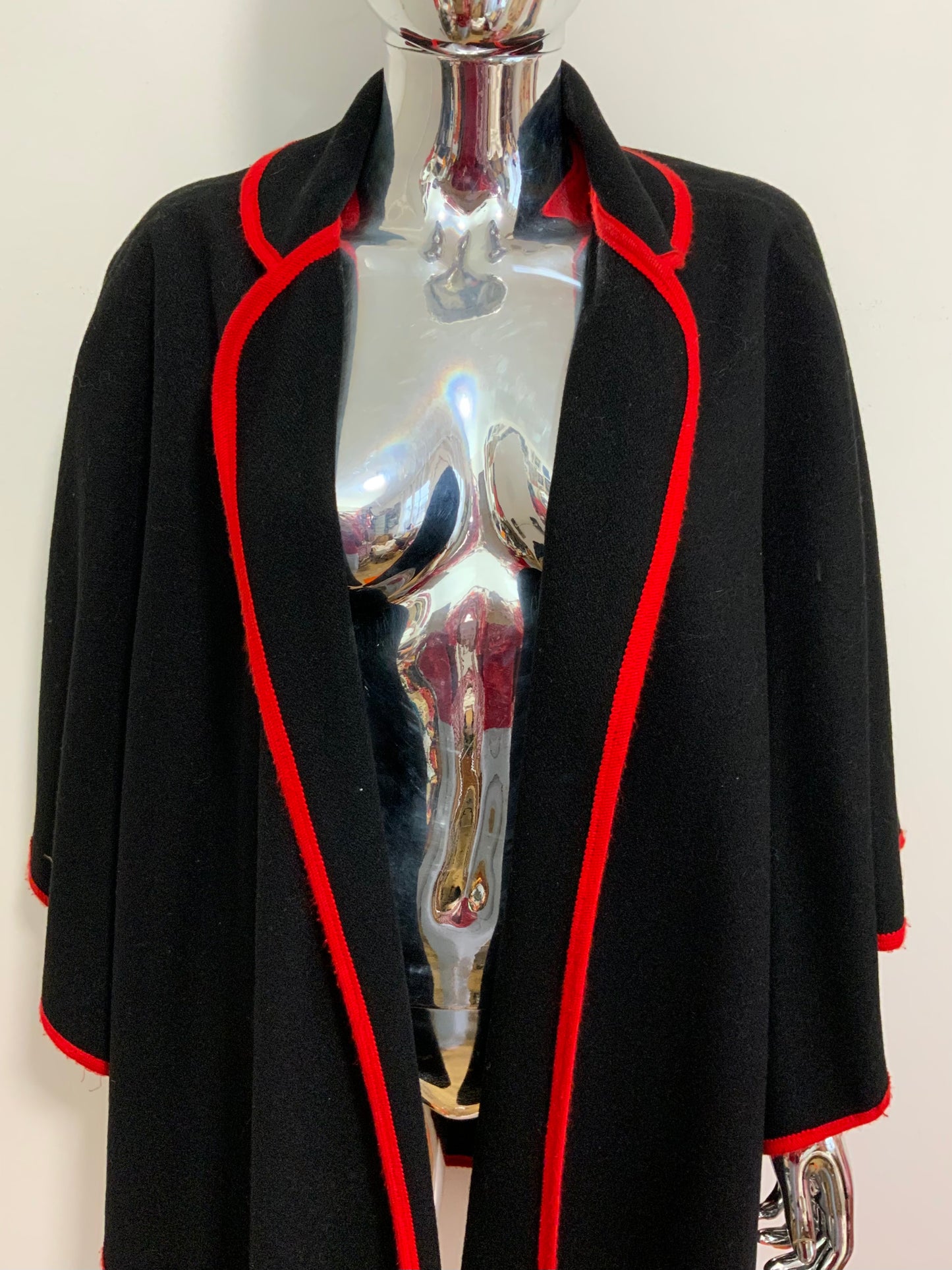 Superbe Cape en Laine noire liserés rouges Vintage 1970/80 France