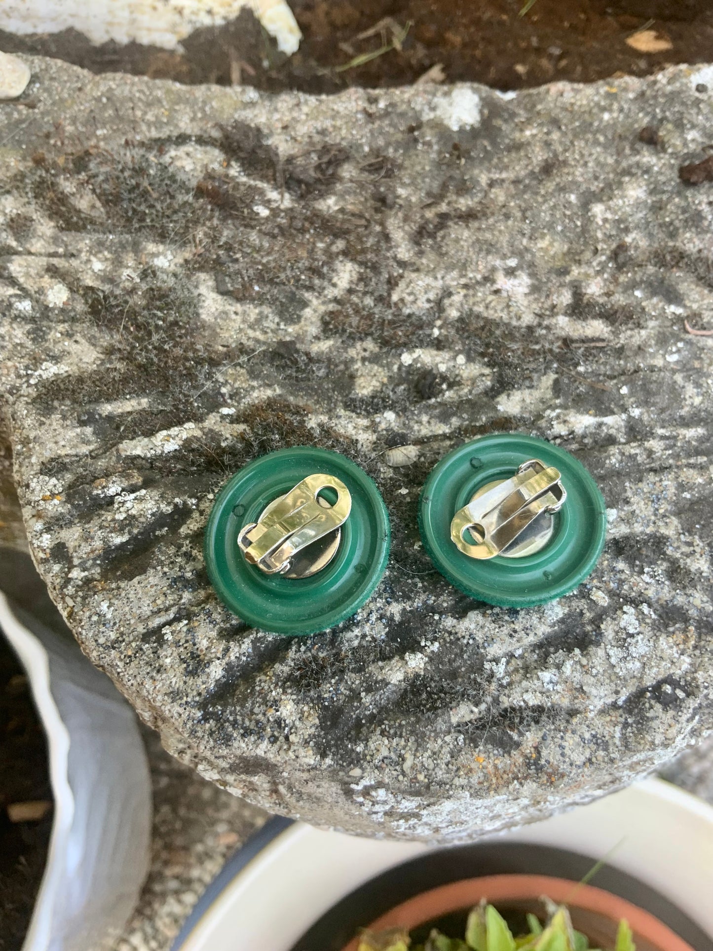 Boucles d’oreilles rondes velours vert Vintage Élégance