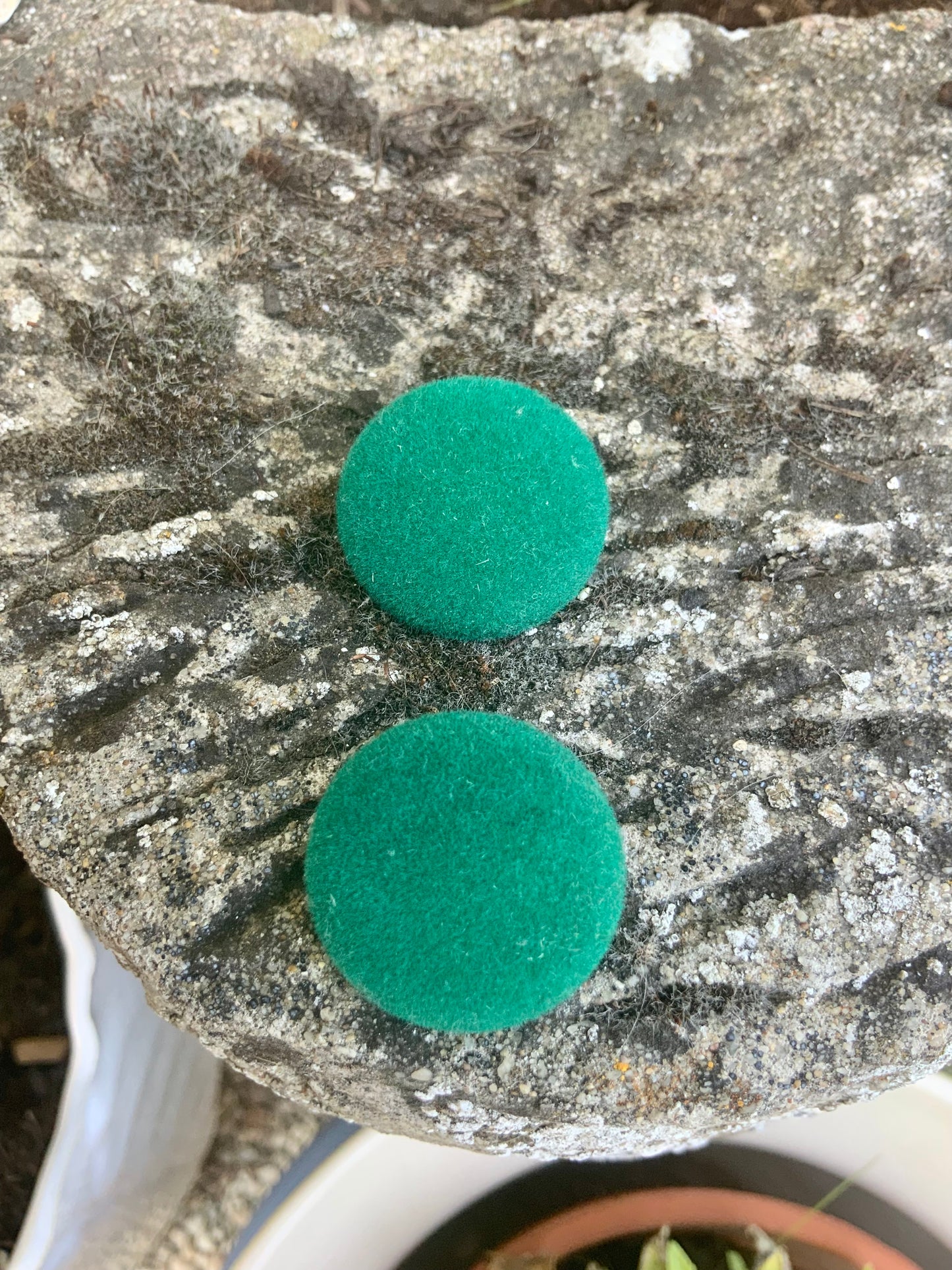 Boucles d’oreilles rondes velours vert Vintage Élégance