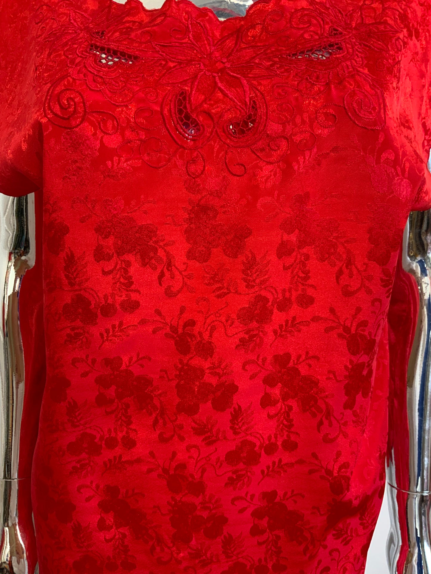 Blouse Soyeuse Rouge Broderies Fleurs Vintage