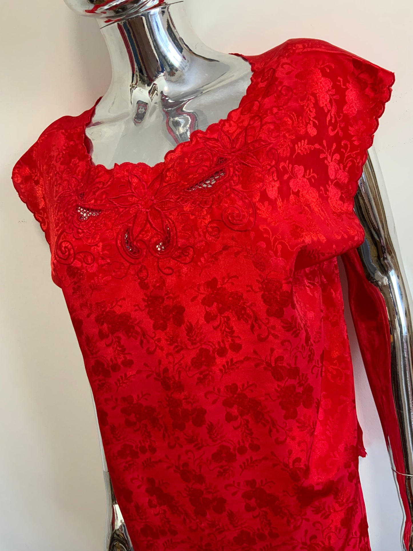Blouse Soyeuse Rouge Broderies Fleurs Vintage