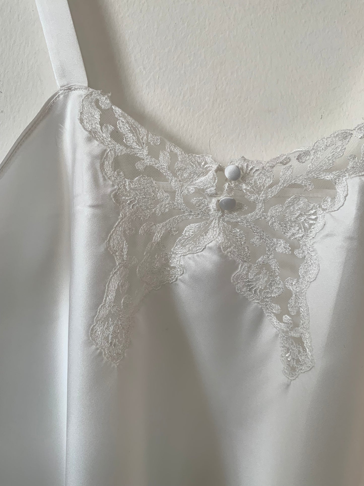 Caraco débardeur blanc satiné et dentelle Vintage