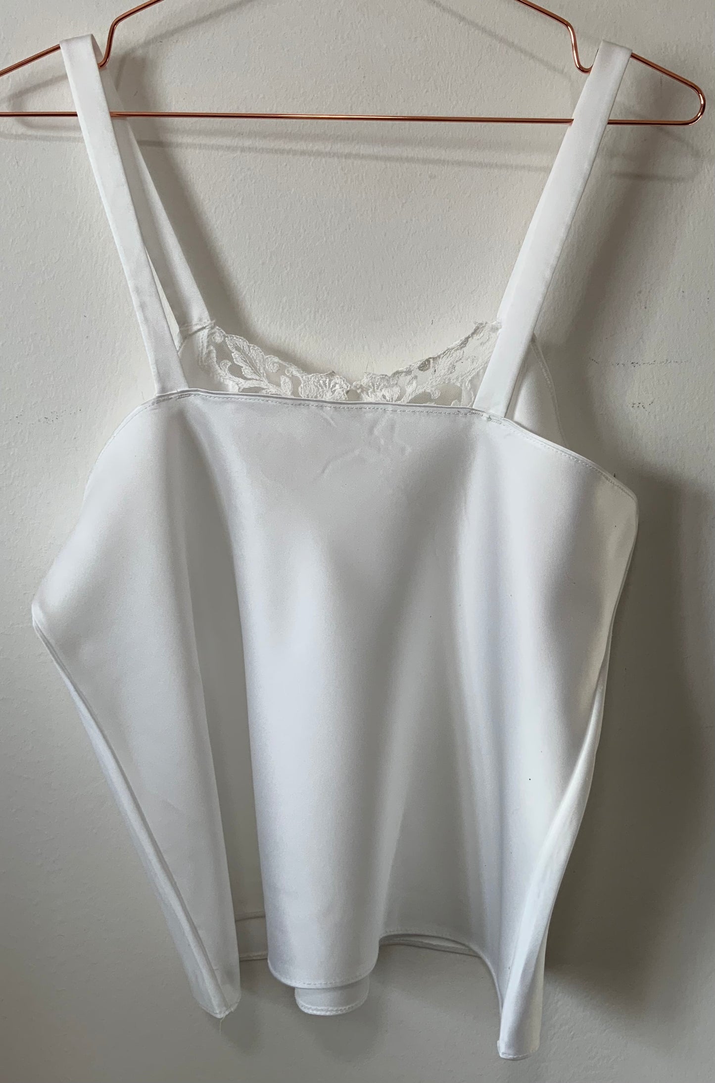 Caraco débardeur blanc satiné et dentelle Vintage