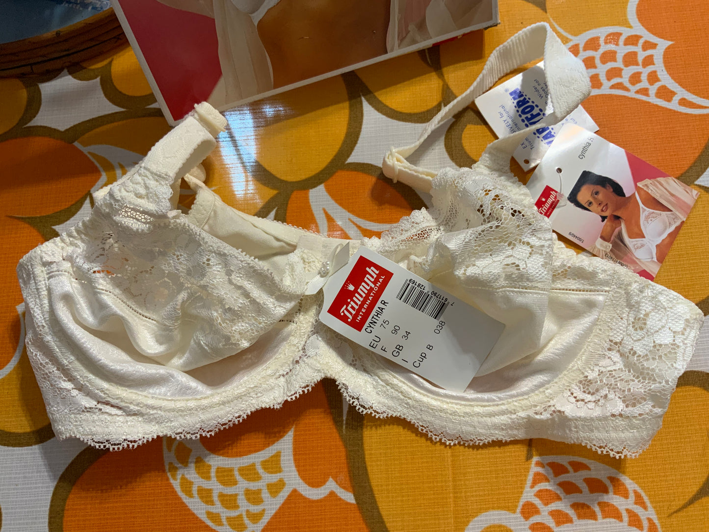 Soutien Gorge Dentelle Triumph 1980 Vintage Neuf dans sa boîte Modèle Cynthia