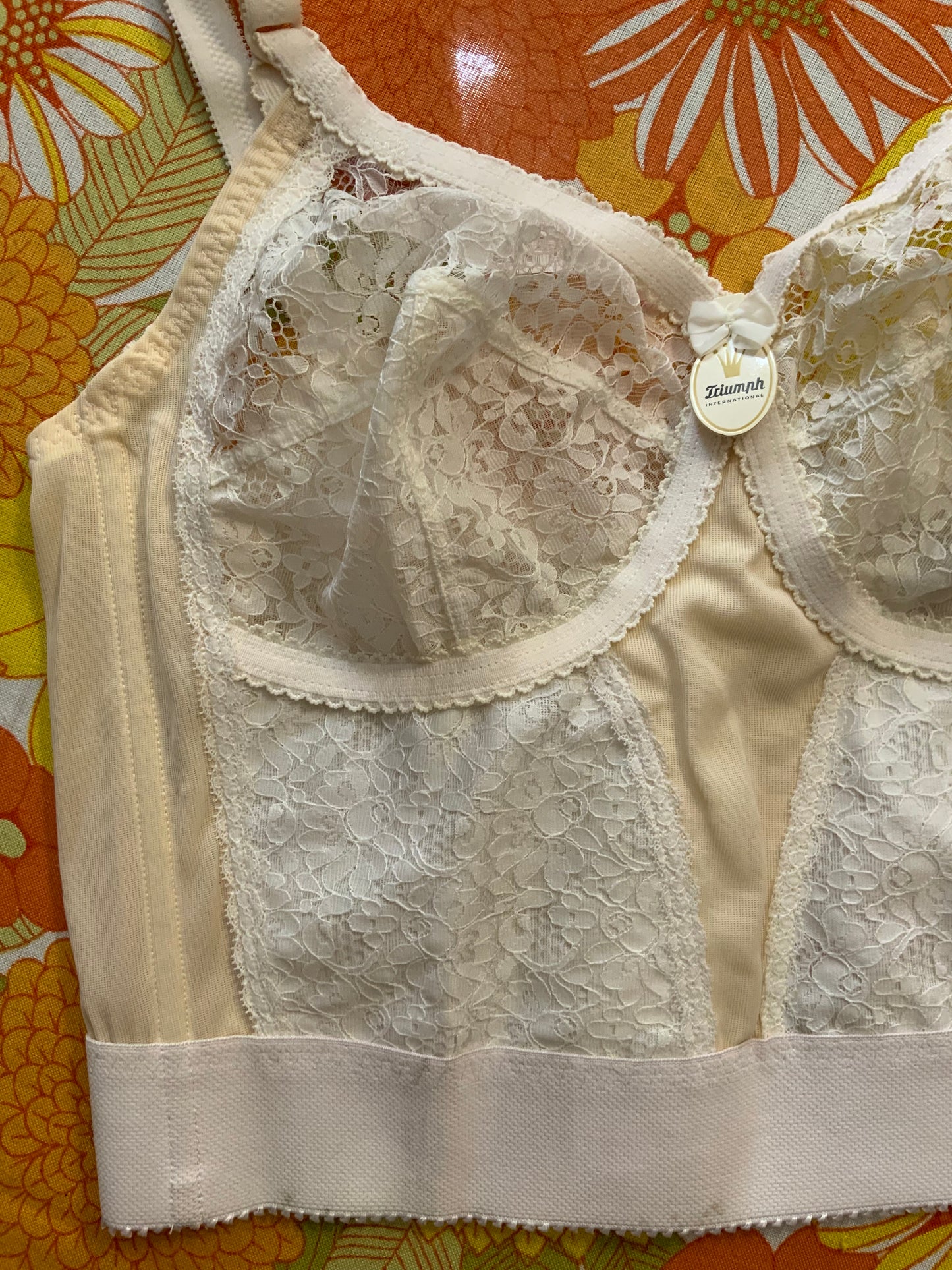 Bustier dentelle de fleurs blanches Triumph Neuf Deadstock modèle poésie
