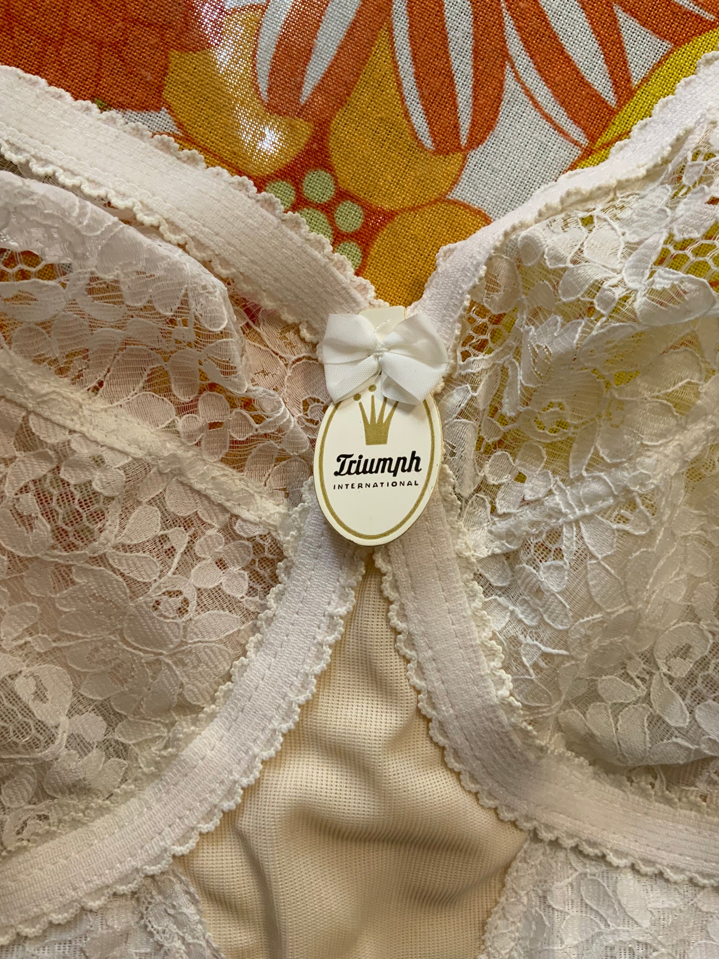 Bustier dentelle de fleurs blanches Triumph Neuf Deadstock modèle poésie