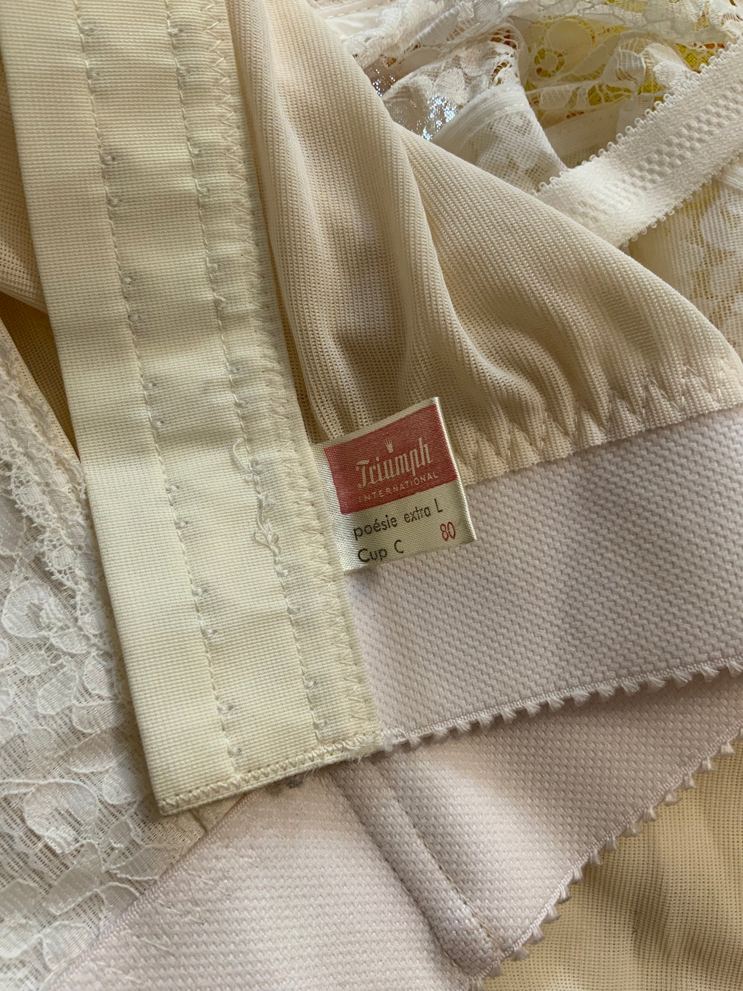 Bustier dentelle de fleurs blanches Triumph Neuf Deadstock modèle poésie