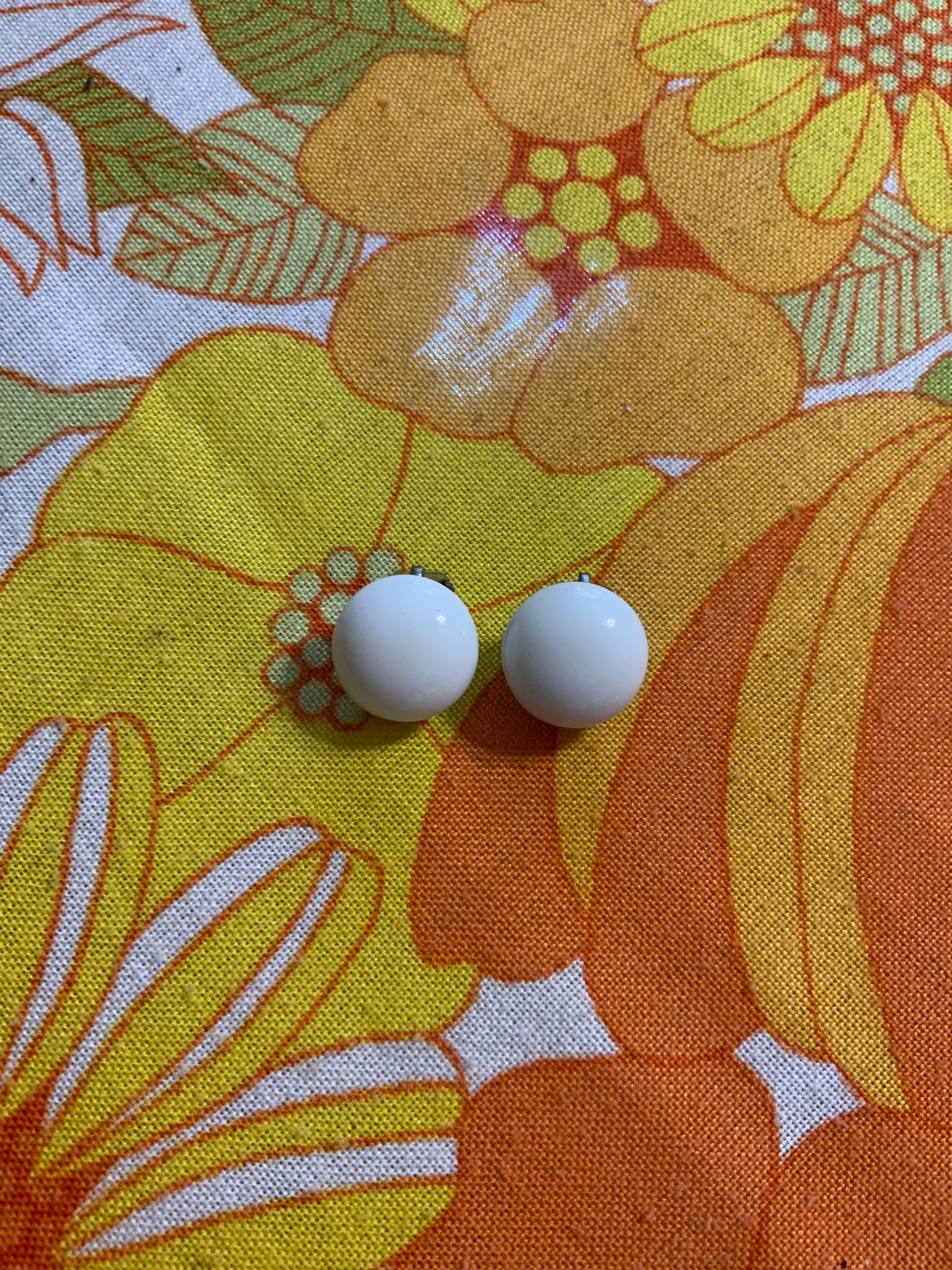 Boucles d’oreilles pastilles blanches Perles de verre Vintage Ancien