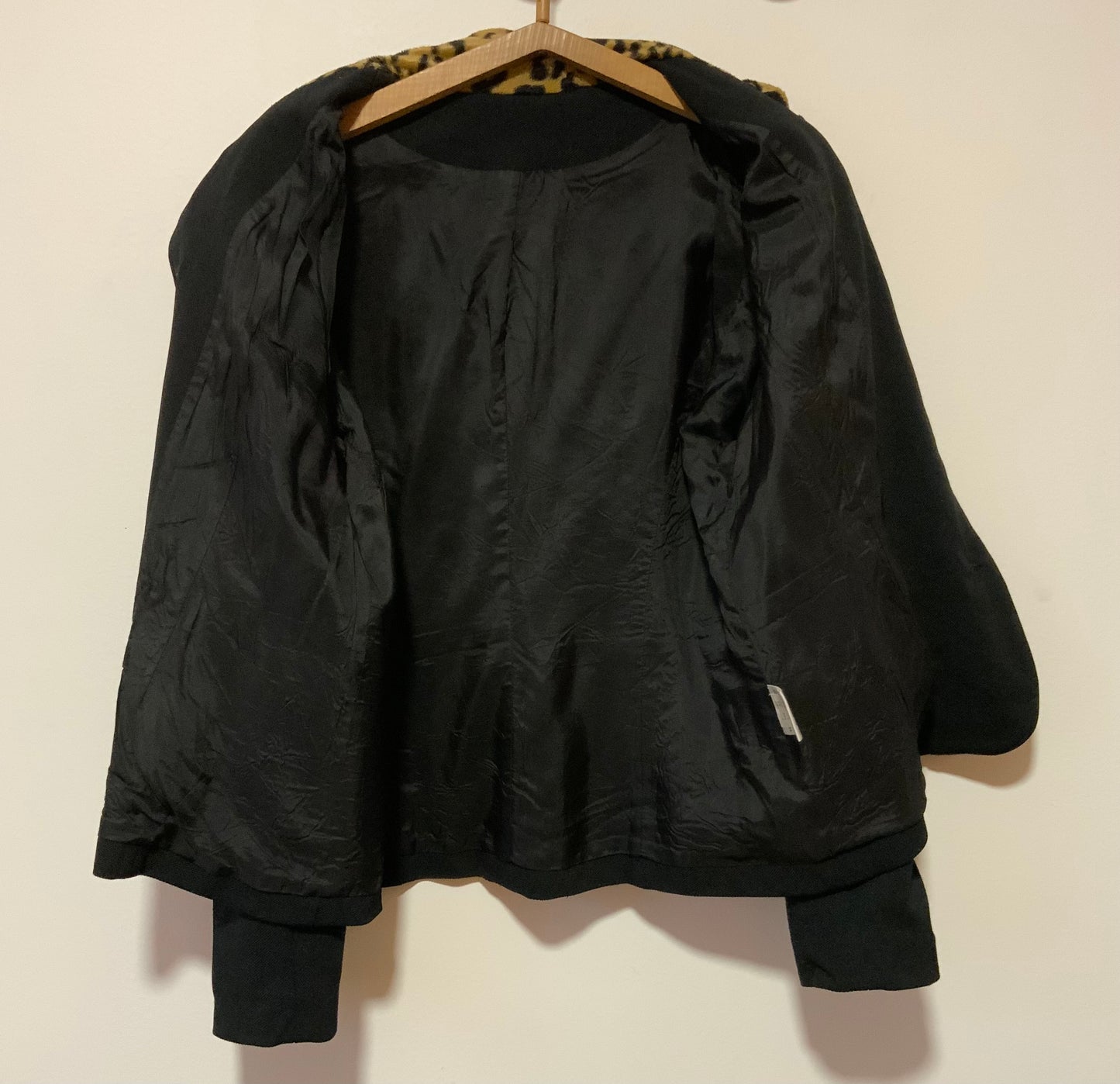Veste Blazer noir Boutons plats métal et Col léopard fourrure synthétique