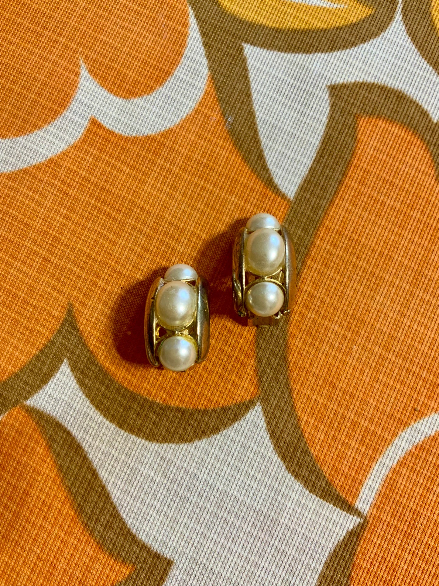 Boucles d'oreilles Vintages bombées Perles et Métal doré