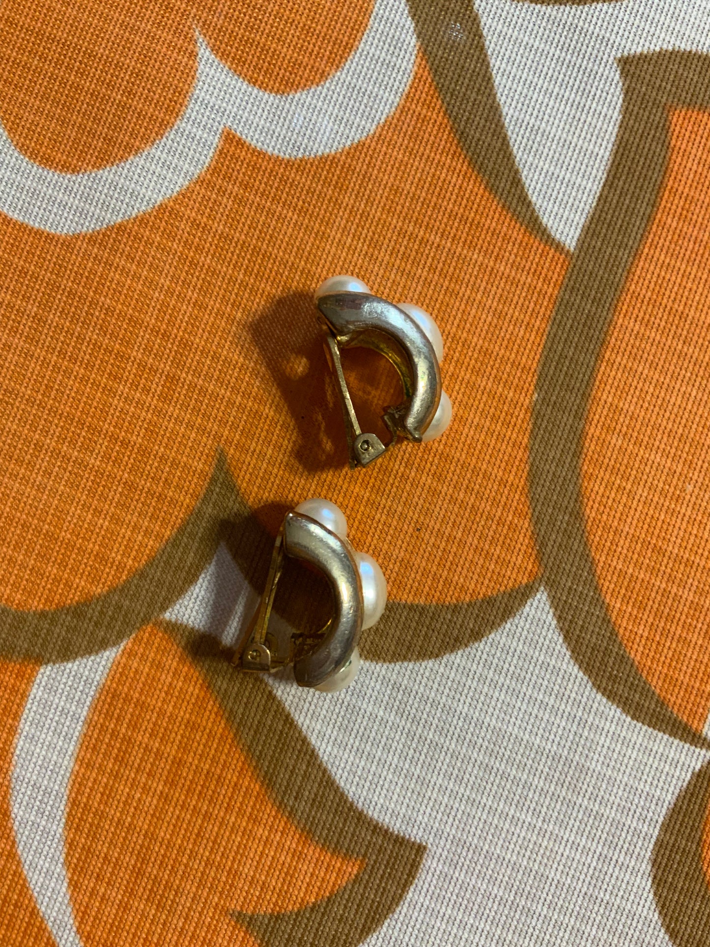 Boucles d'oreilles Vintages bombées Perles et Métal doré