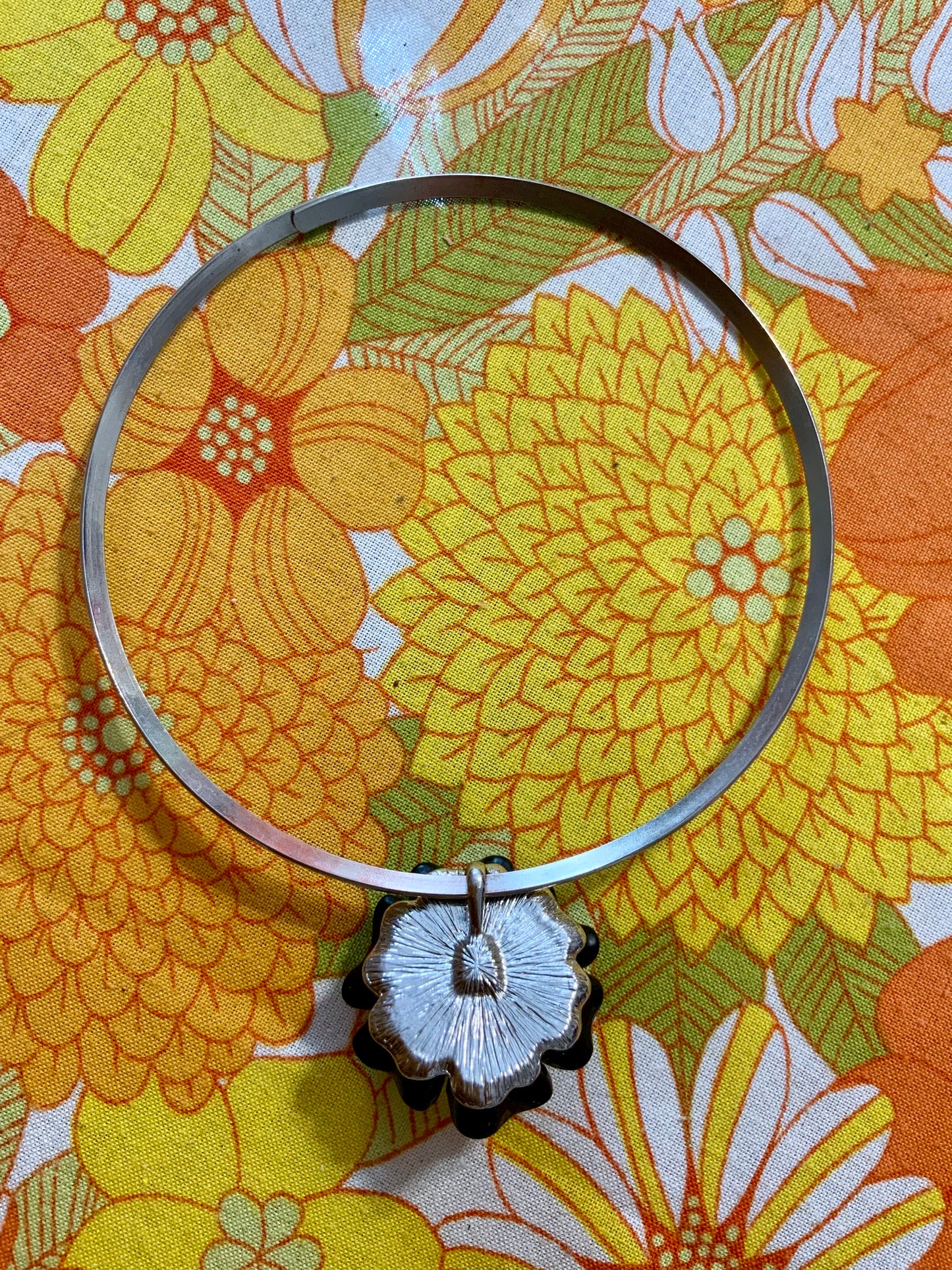 Collier rigide avec Fleurs Métal Vintage 1990