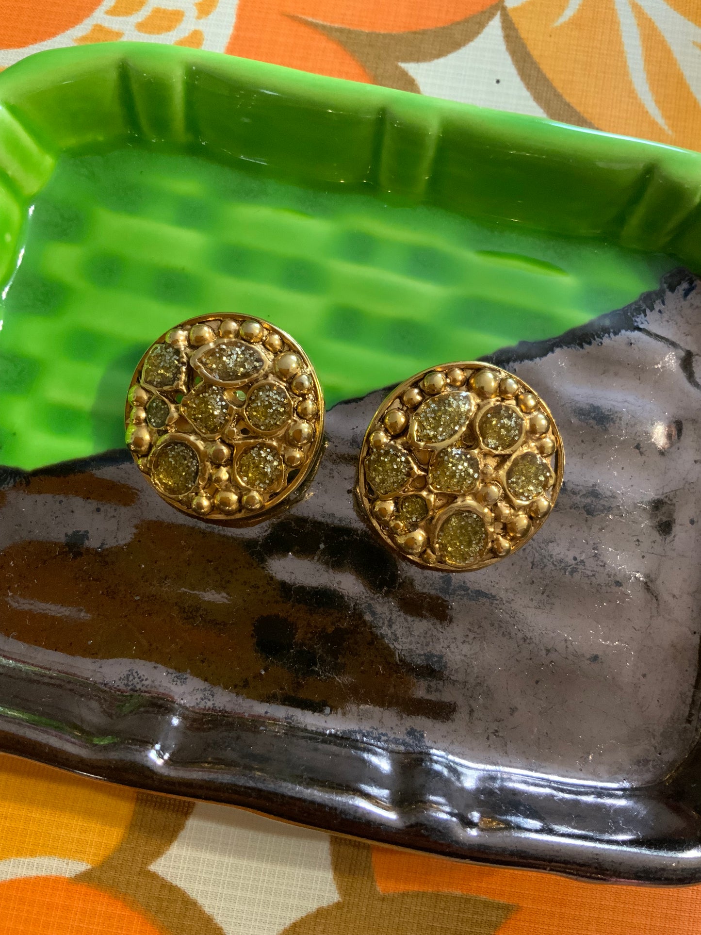 Boucles d’oreilles Métal doré pierres paillettes plastiques Vintage 1980