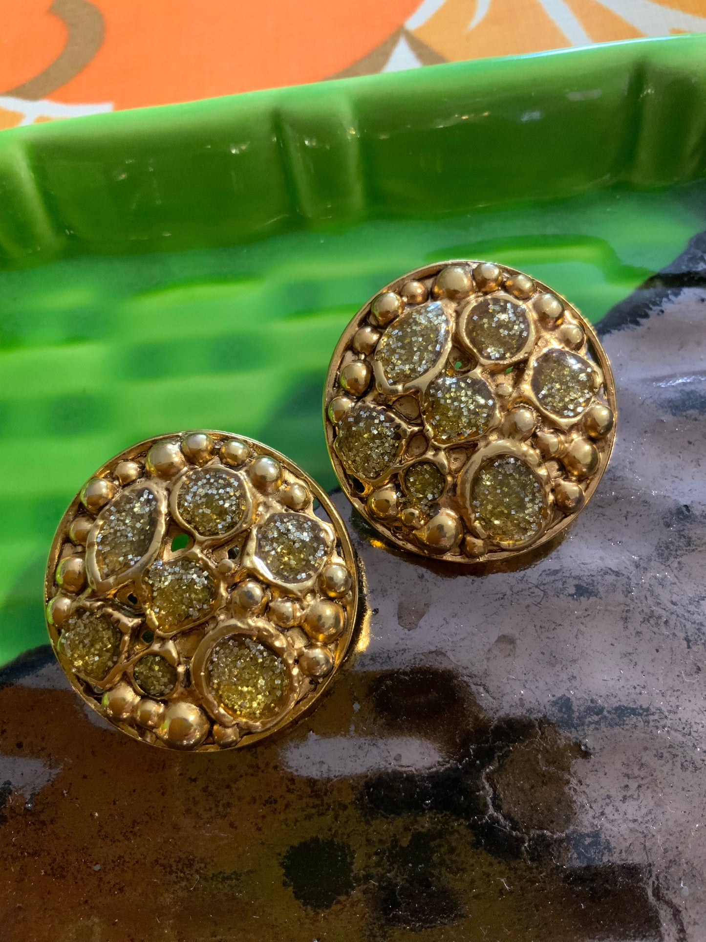 Boucles d’oreilles Métal doré pierres paillettes plastiques Vintage 1980