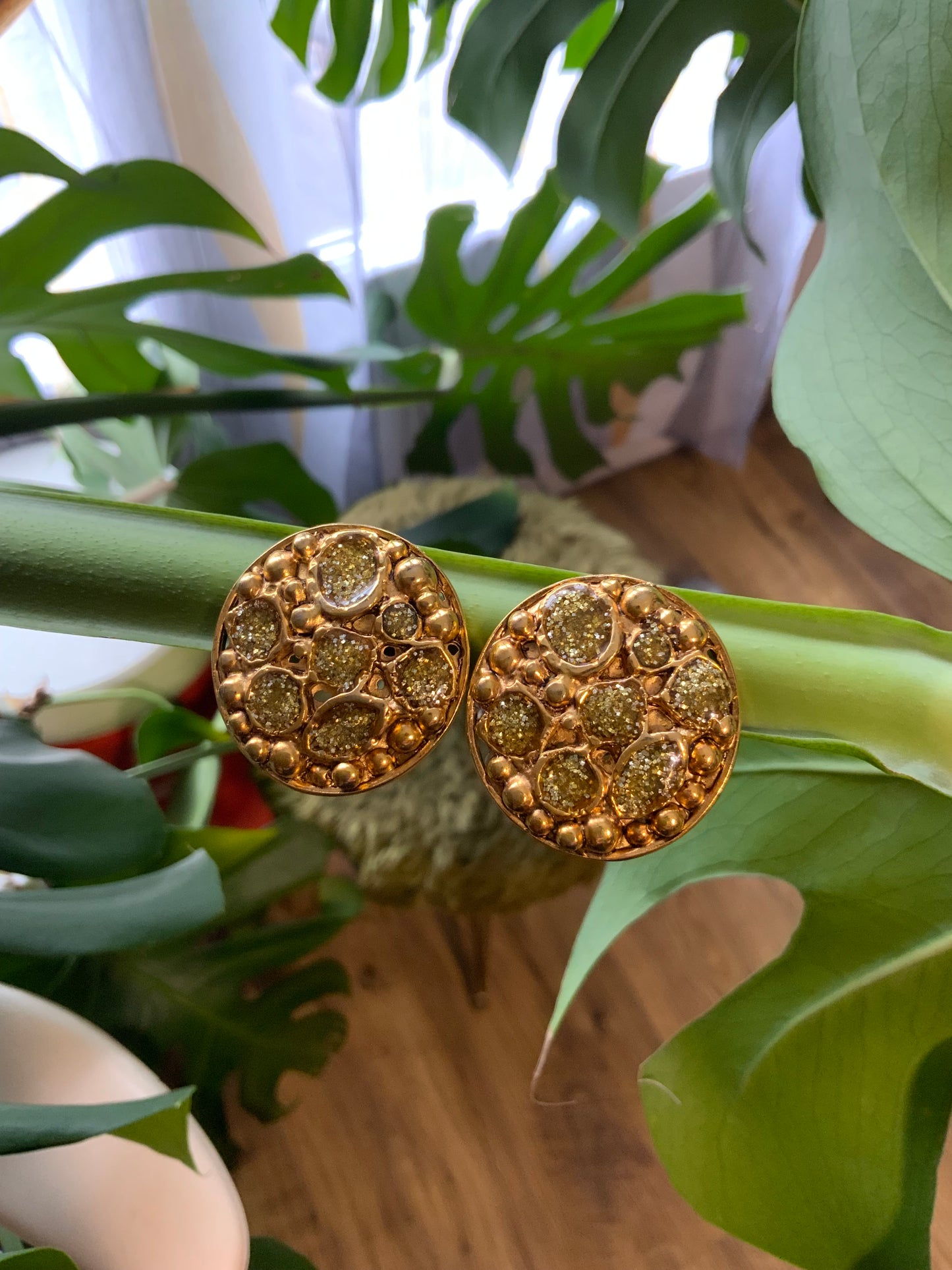 Boucles d’oreilles Métal doré pierres paillettes plastiques Vintage 1980