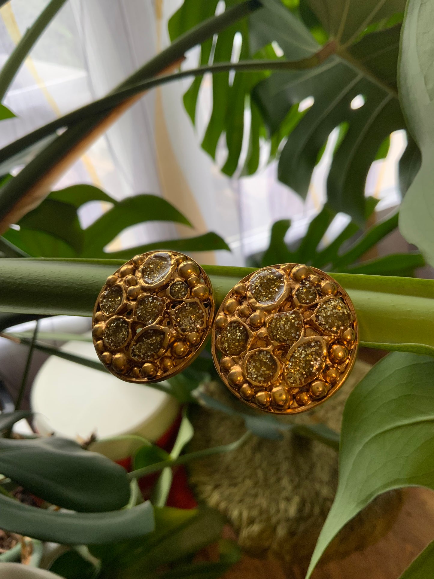 Boucles d’oreilles Métal doré pierres paillettes plastiques Vintage 1980