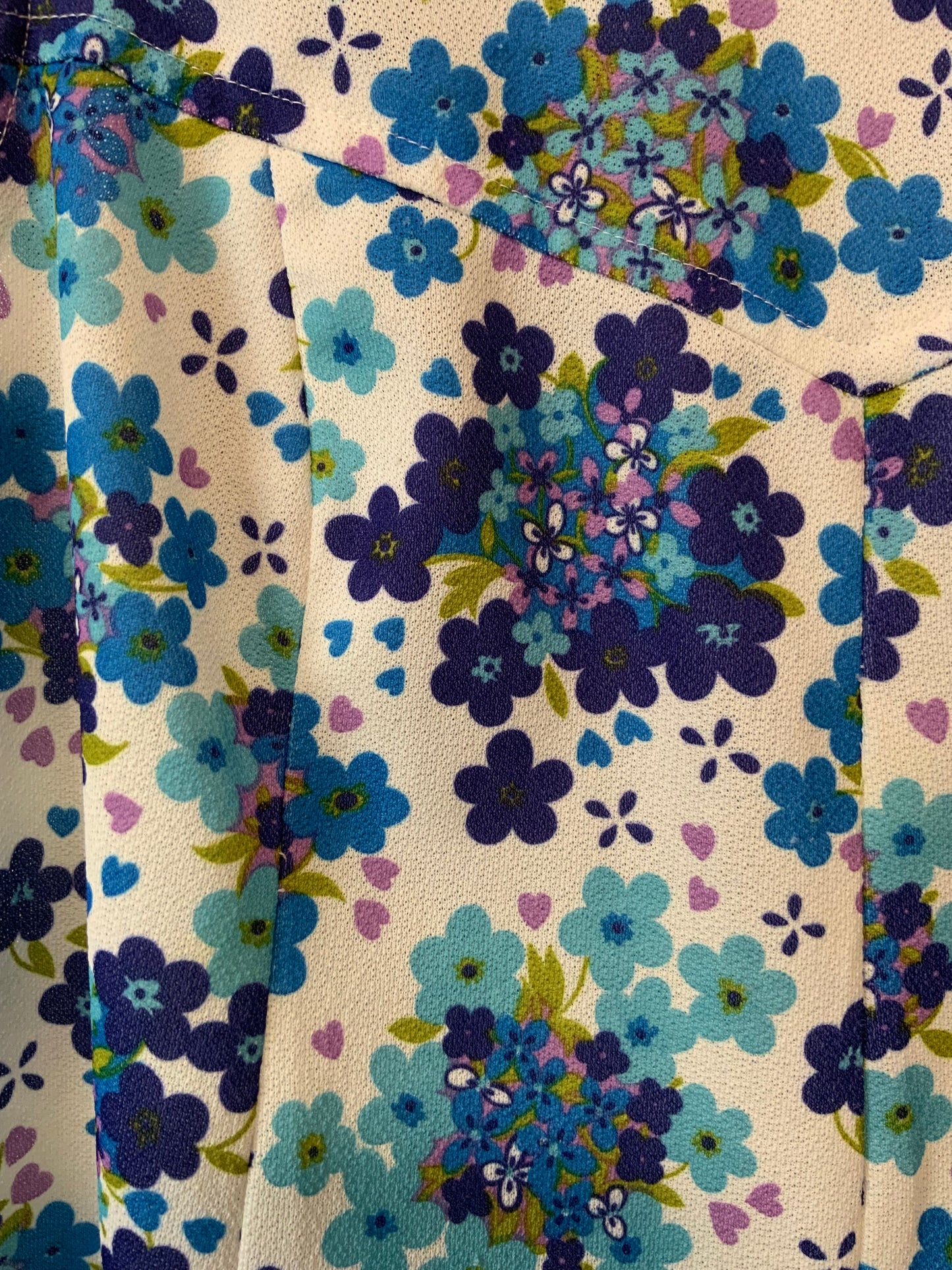 Superbe robe à fleurs Bleues et petits cœurs violets Beauté Vintage