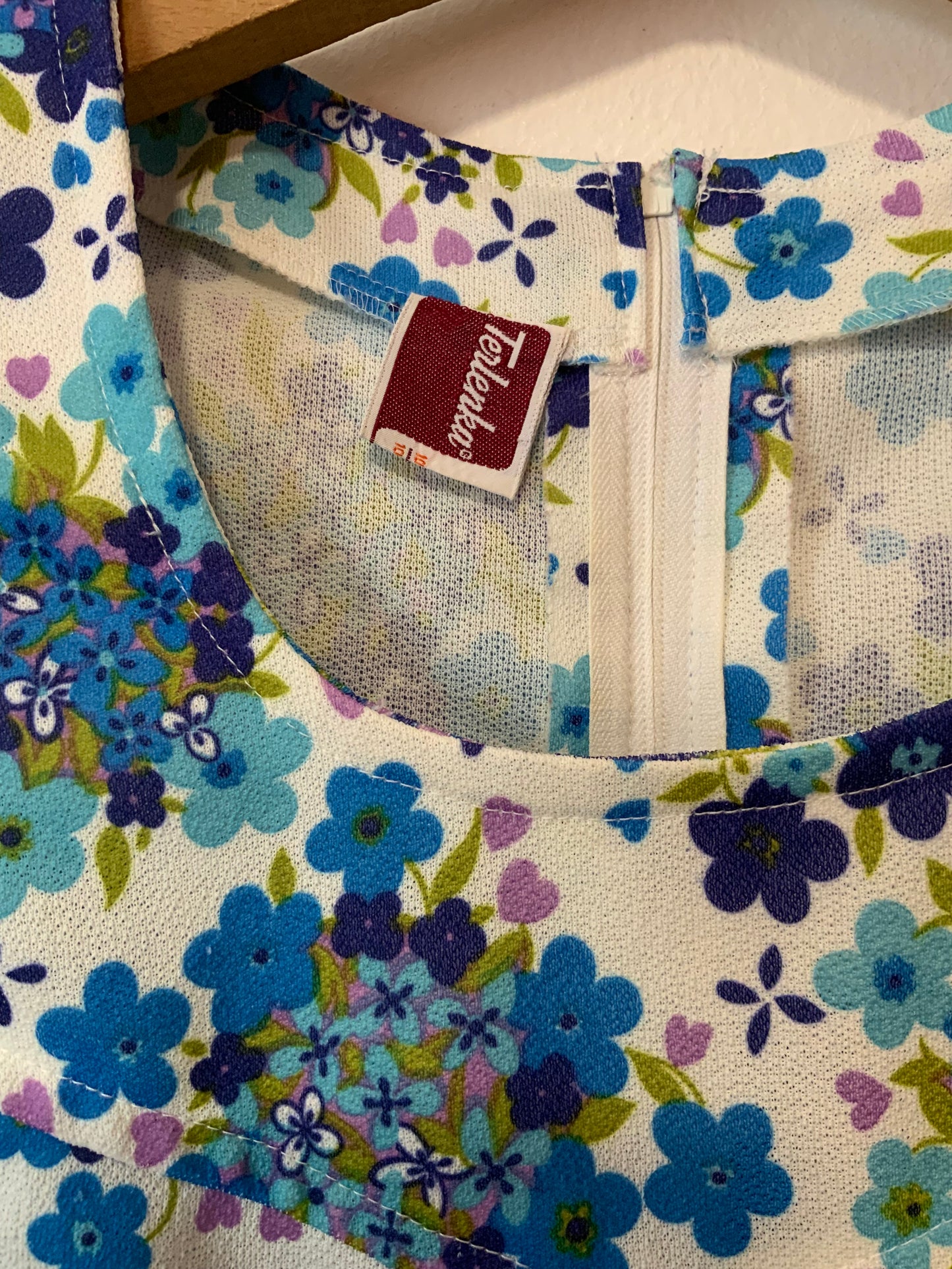 Superbe robe à fleurs Bleues et petits cœurs violets Beauté Vintage