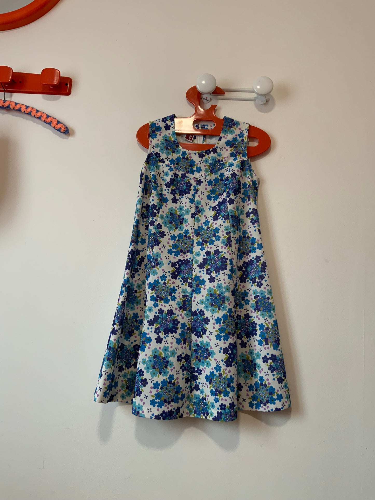 Superbe robe à fleurs Bleues et petits cœurs violets Beauté Vintage