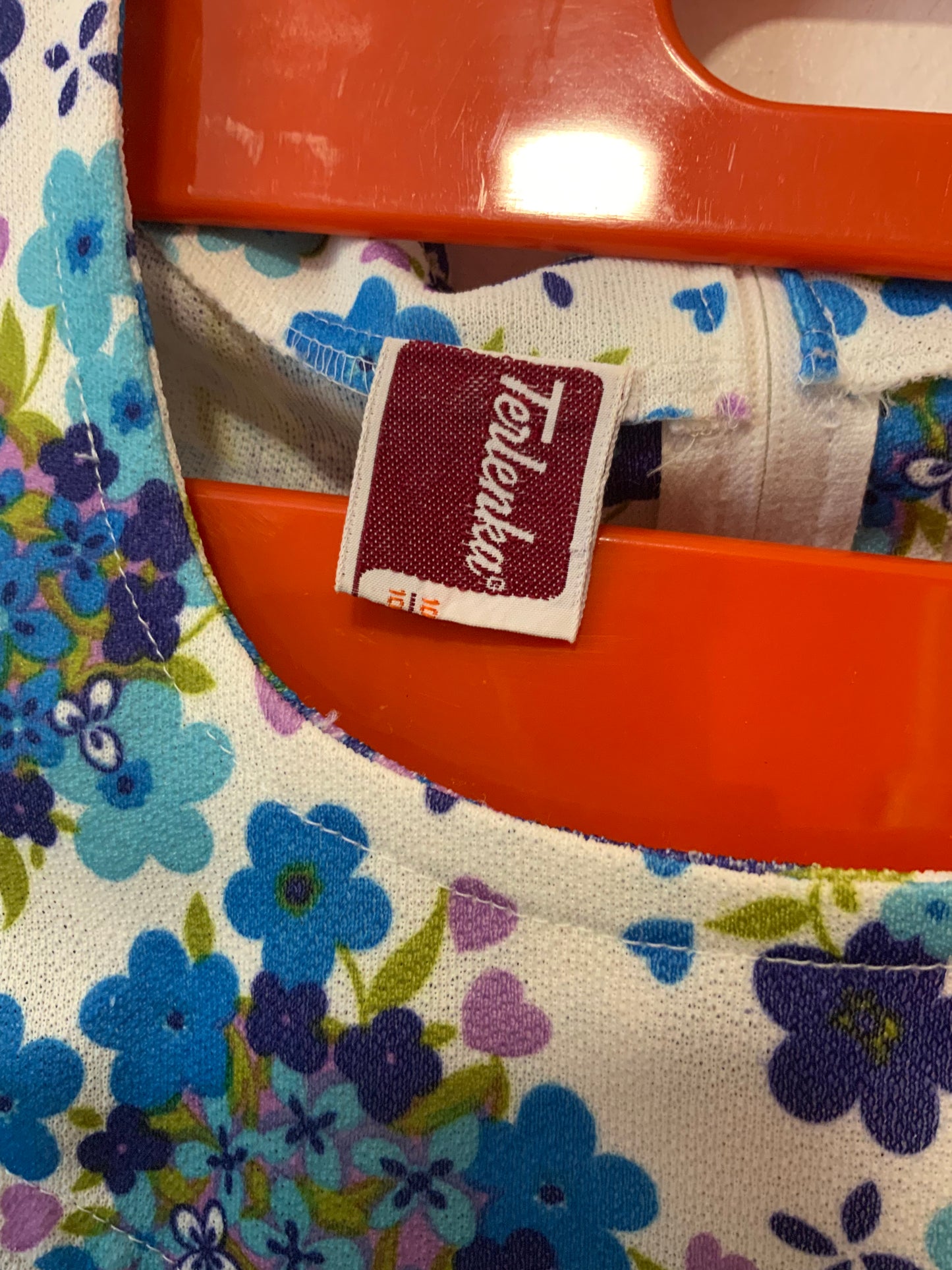 Superbe robe à fleurs Bleues et petits cœurs violets Beauté Vintage