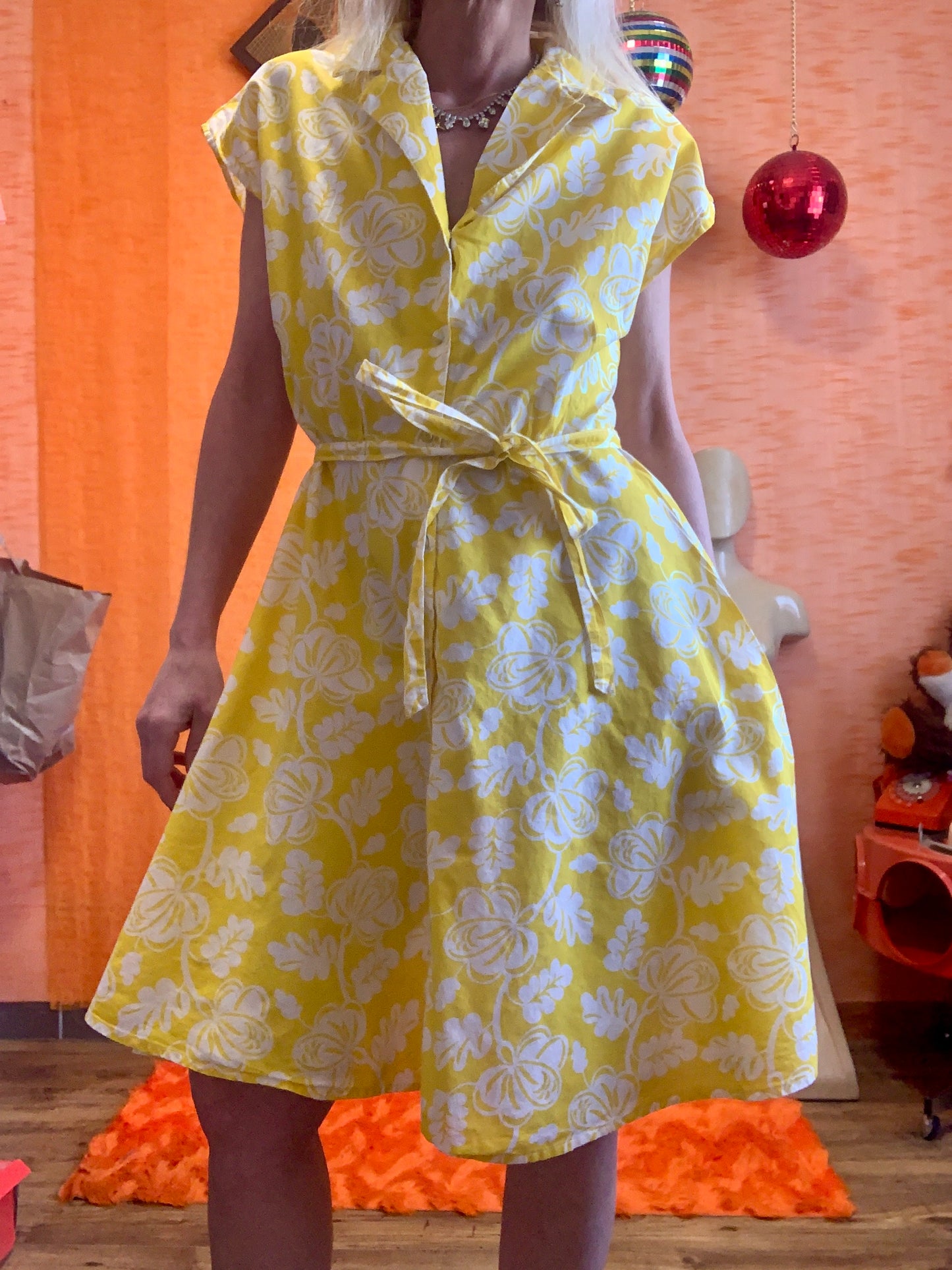 Robe boutonnée à fleurs jaunes Hawaïennes Vintage