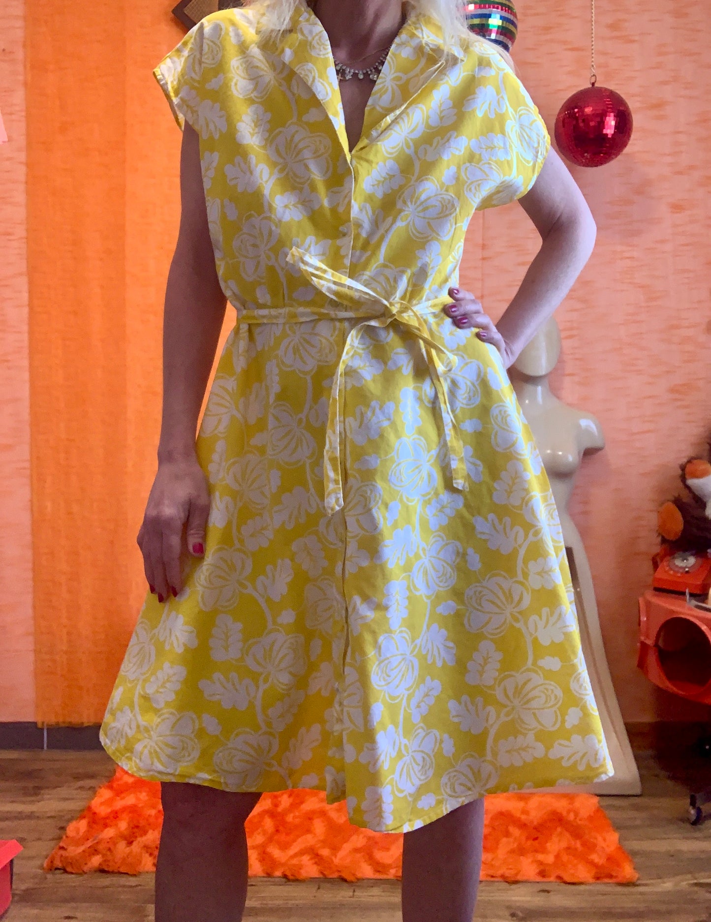 Robe boutonnée à fleurs jaunes Hawaïennes Vintage