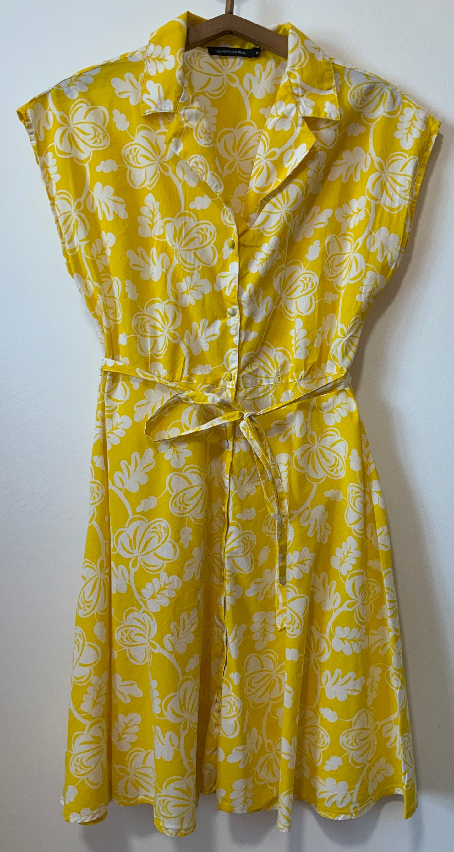 Robe boutonnée à fleurs jaunes Hawaïennes Vintage