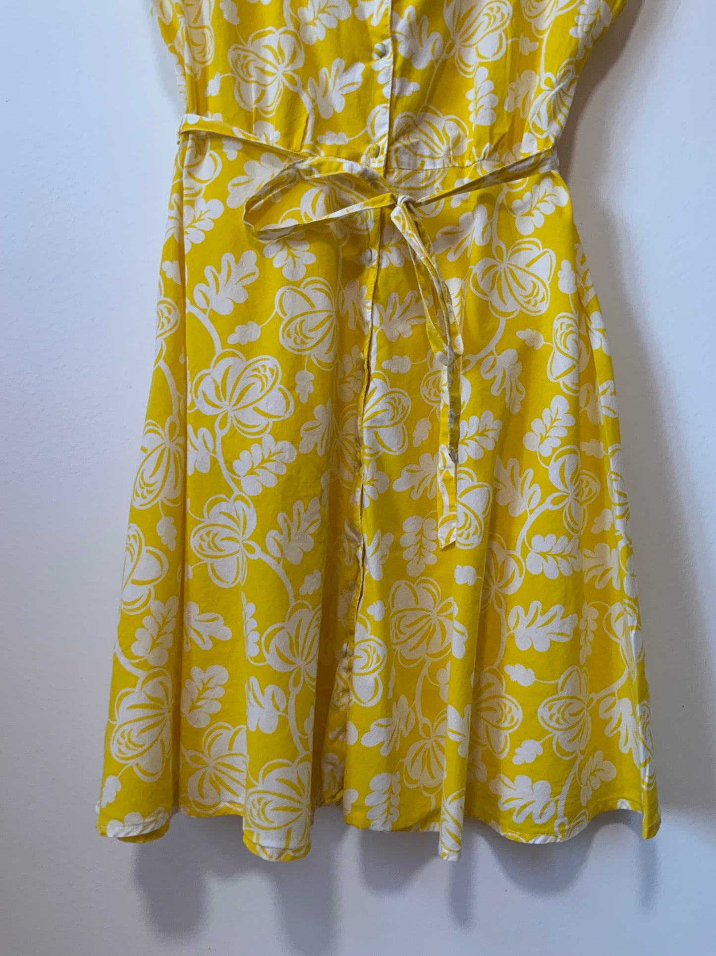 Robe boutonnée à fleurs jaunes Hawaïennes Vintage