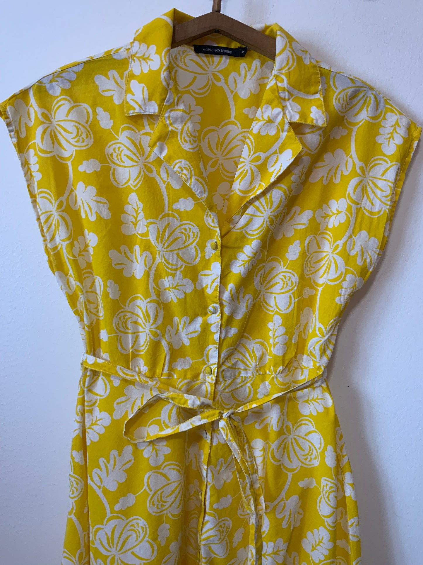 Robe boutonnée à fleurs jaunes Hawaïennes Vintage
