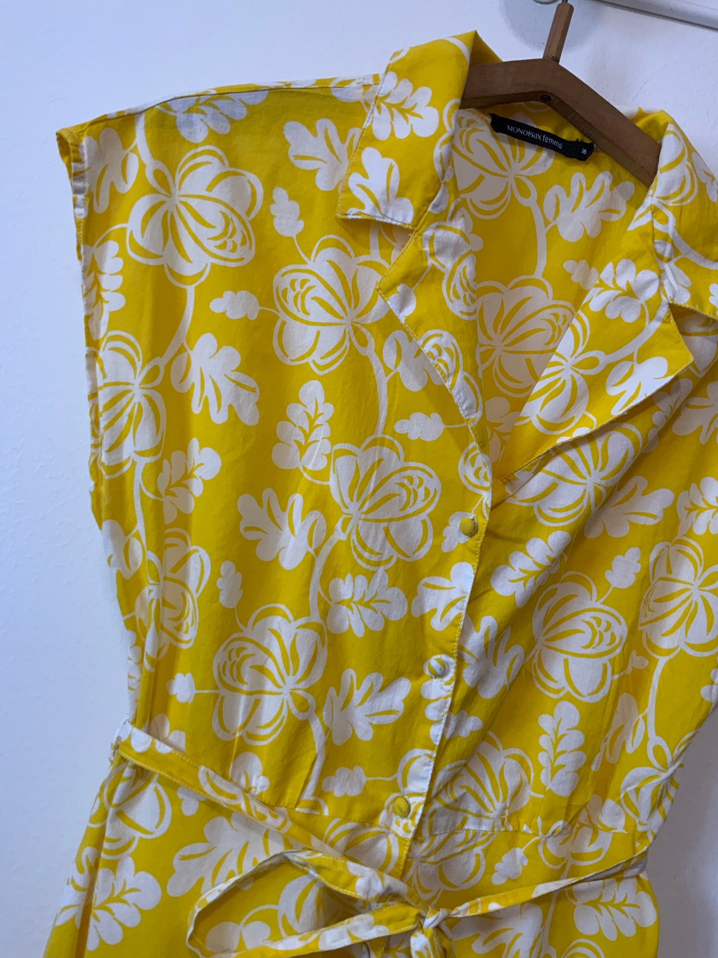 Robe boutonnée à fleurs jaunes Hawaïennes Vintage