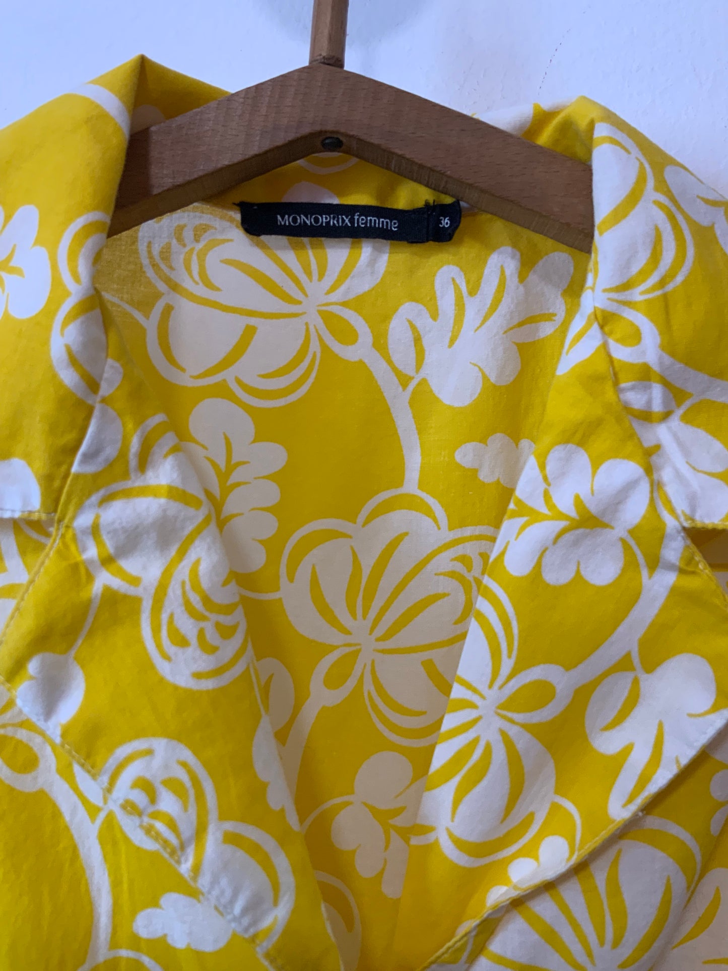 Robe boutonnée à fleurs jaunes Hawaïennes Vintage
