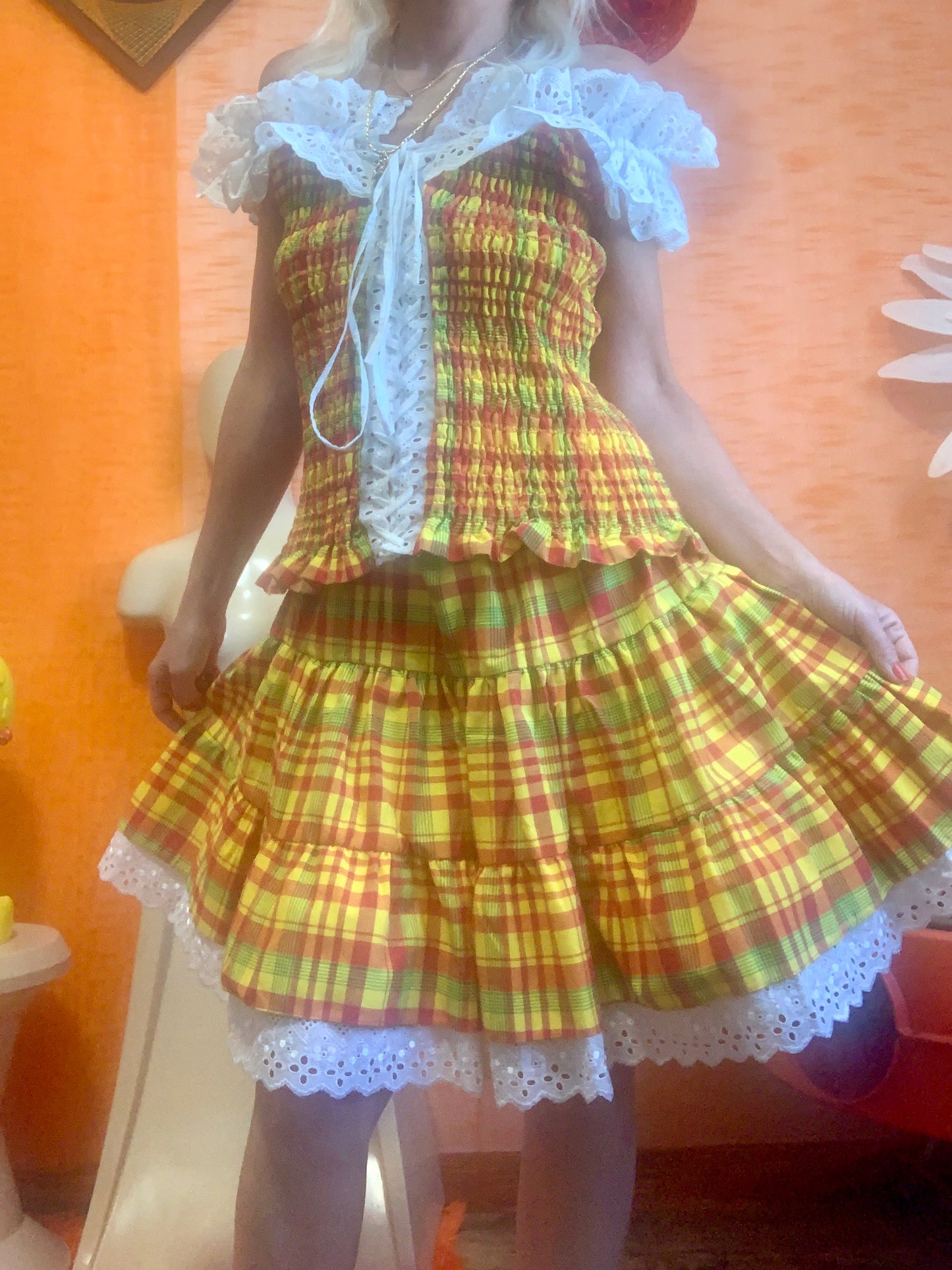 Ensemble Traditionnel Neuf carreaux Madras et dentelle smocké