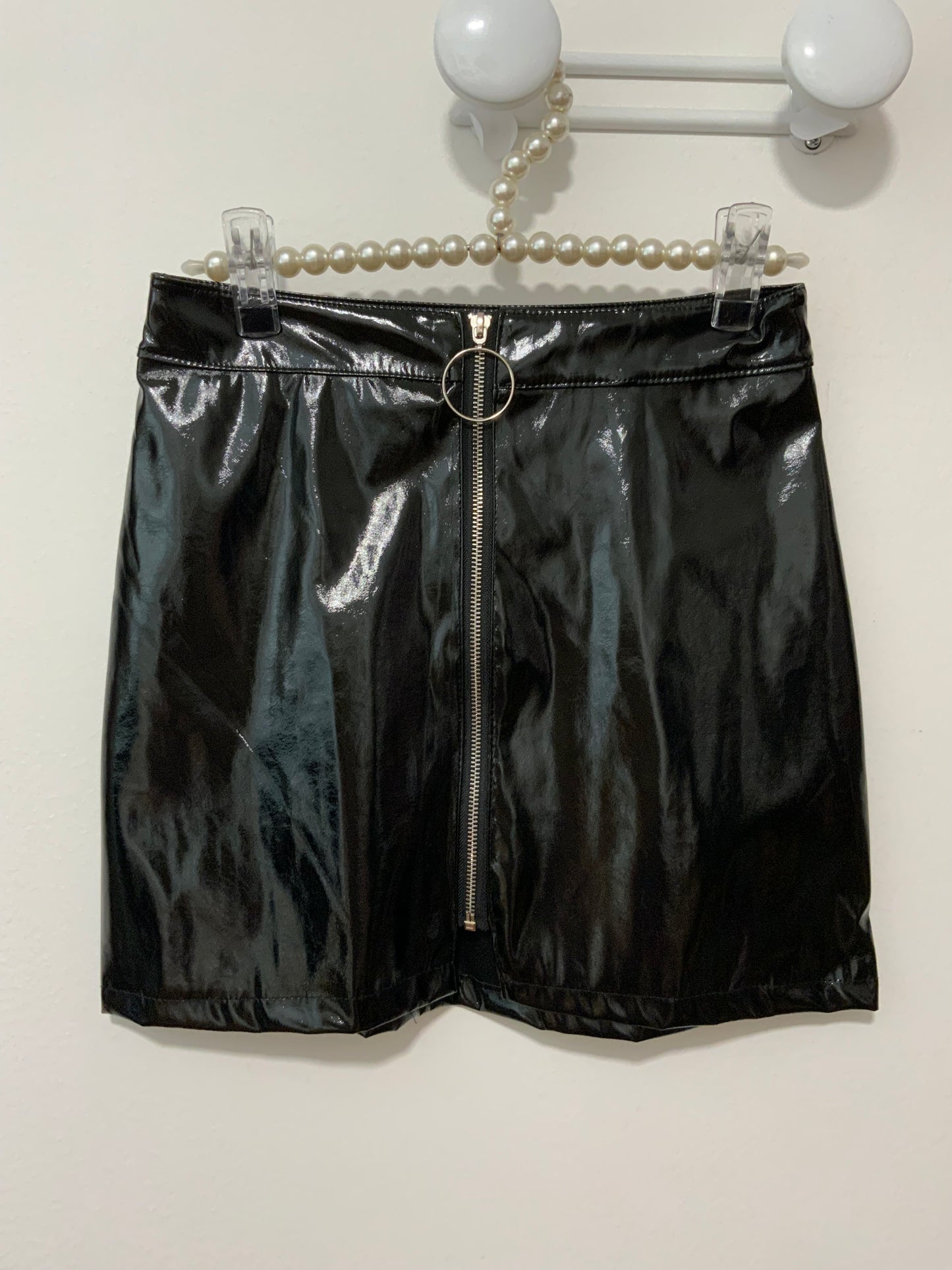 Mini jupe à zip en vinyl noir Vintage Italie 1990