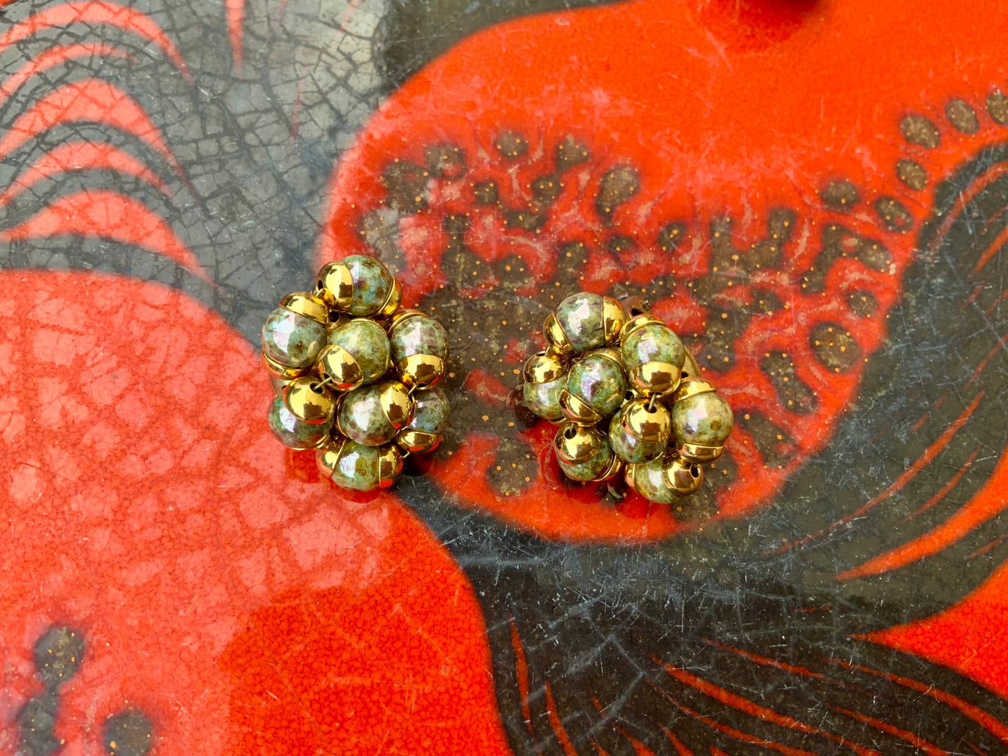 Boucles d oreilles grappes en perles de verre et métal 1970/80