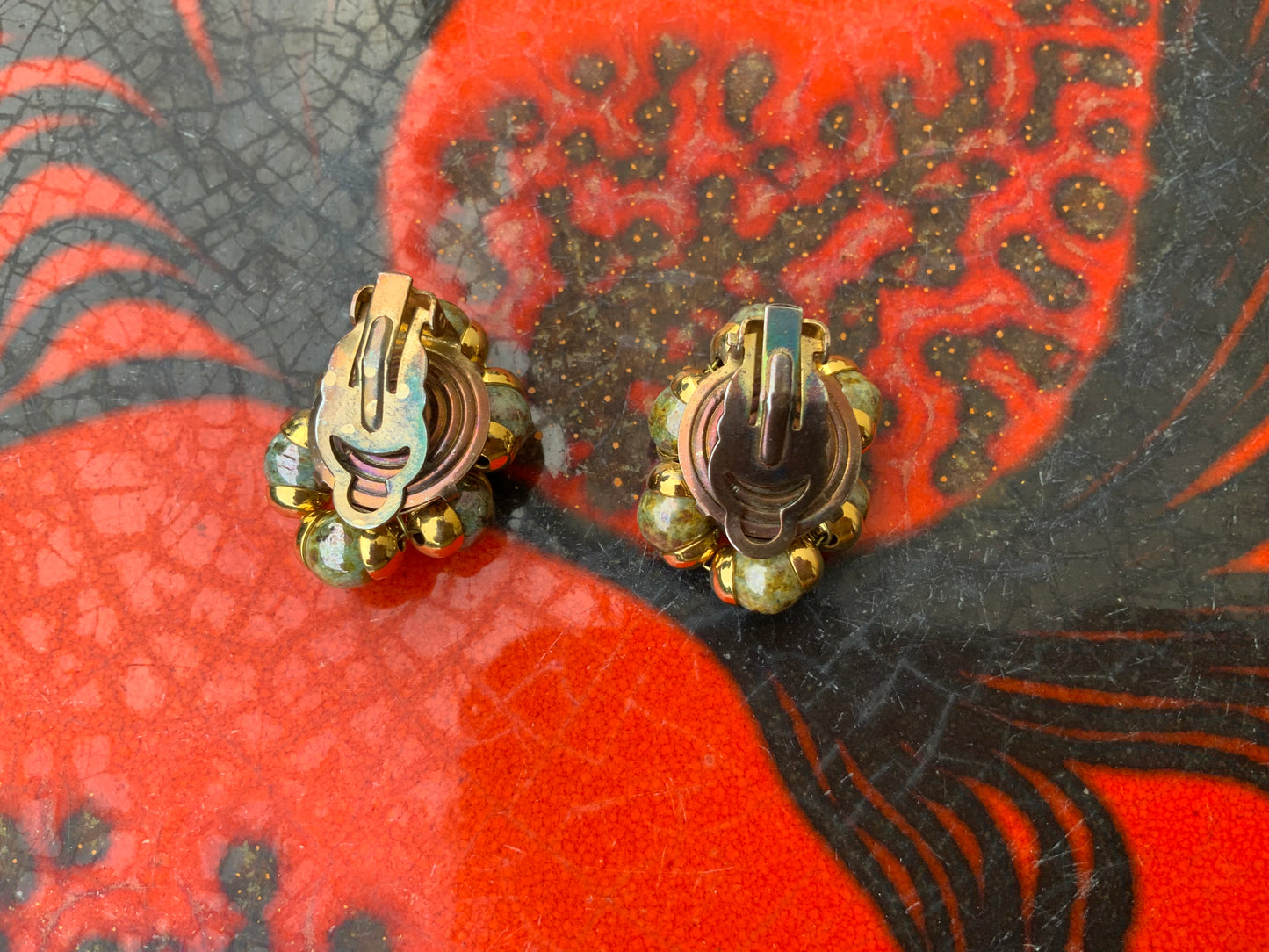 Boucles d oreilles grappes en perles de verre et métal 1970/80