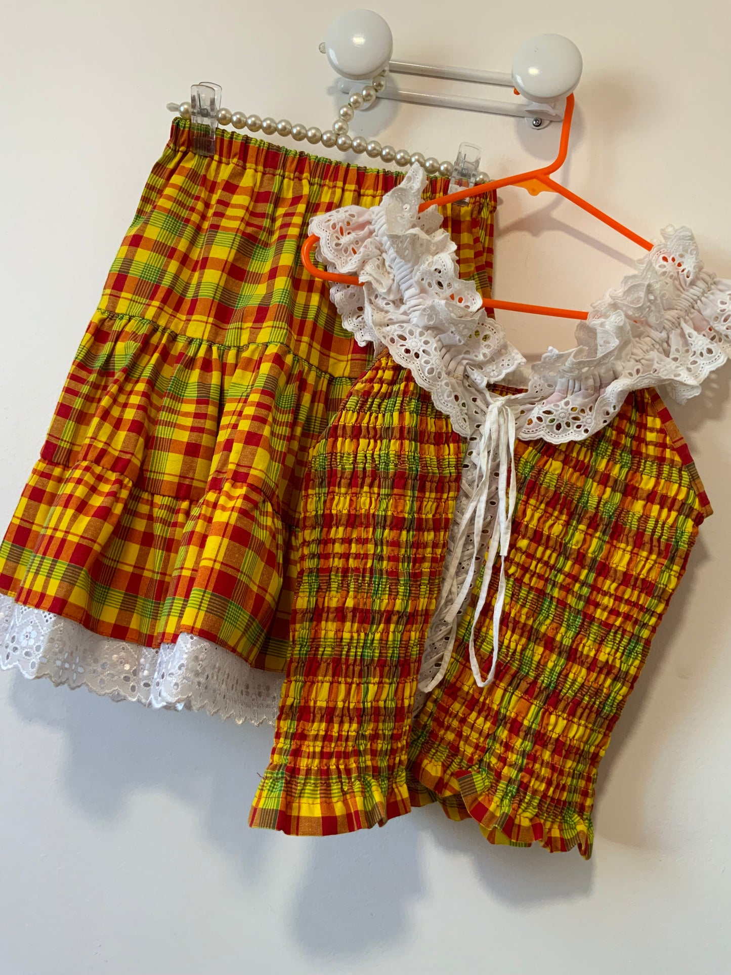 Ensemble Traditionnel Neuf carreaux Madras et dentelle smocké