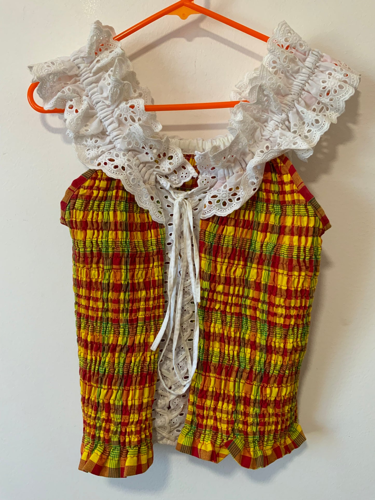Ensemble Traditionnel Neuf carreaux Madras et dentelle smocké