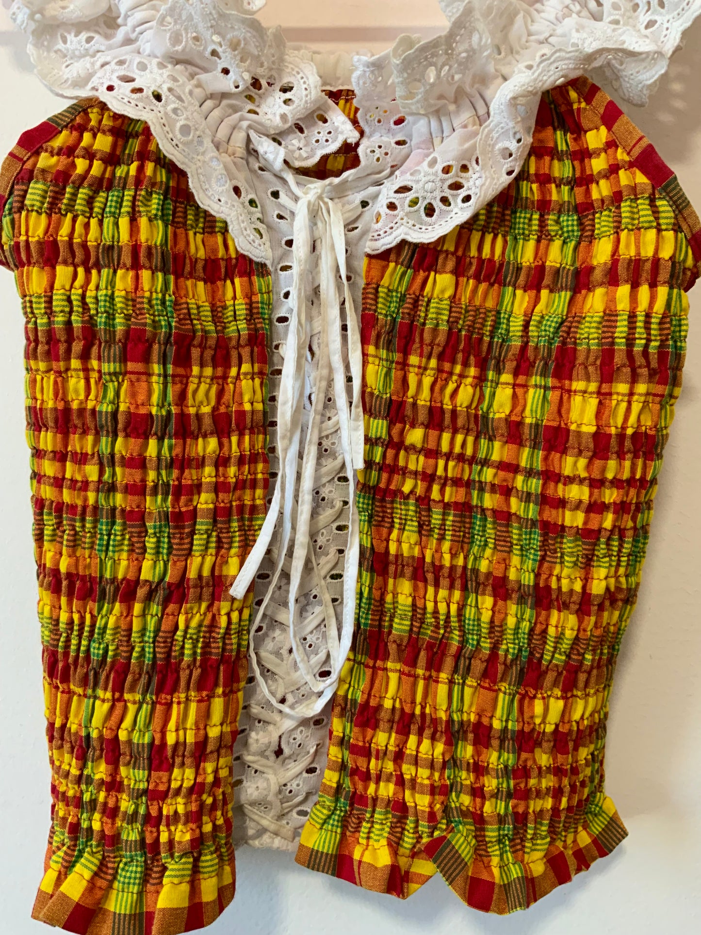 Ensemble Traditionnel Neuf carreaux Madras et dentelle smocké