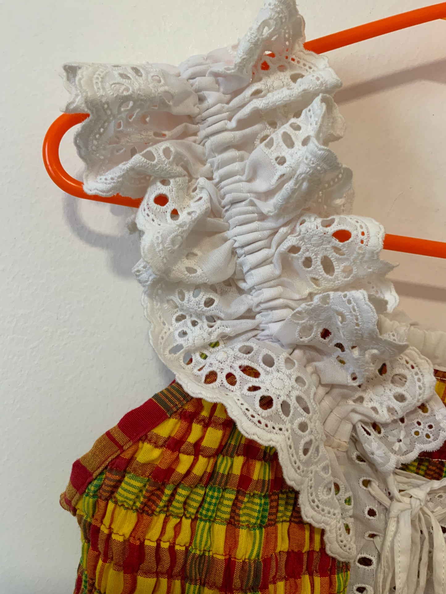 Ensemble Traditionnel Neuf carreaux Madras et dentelle smocké
