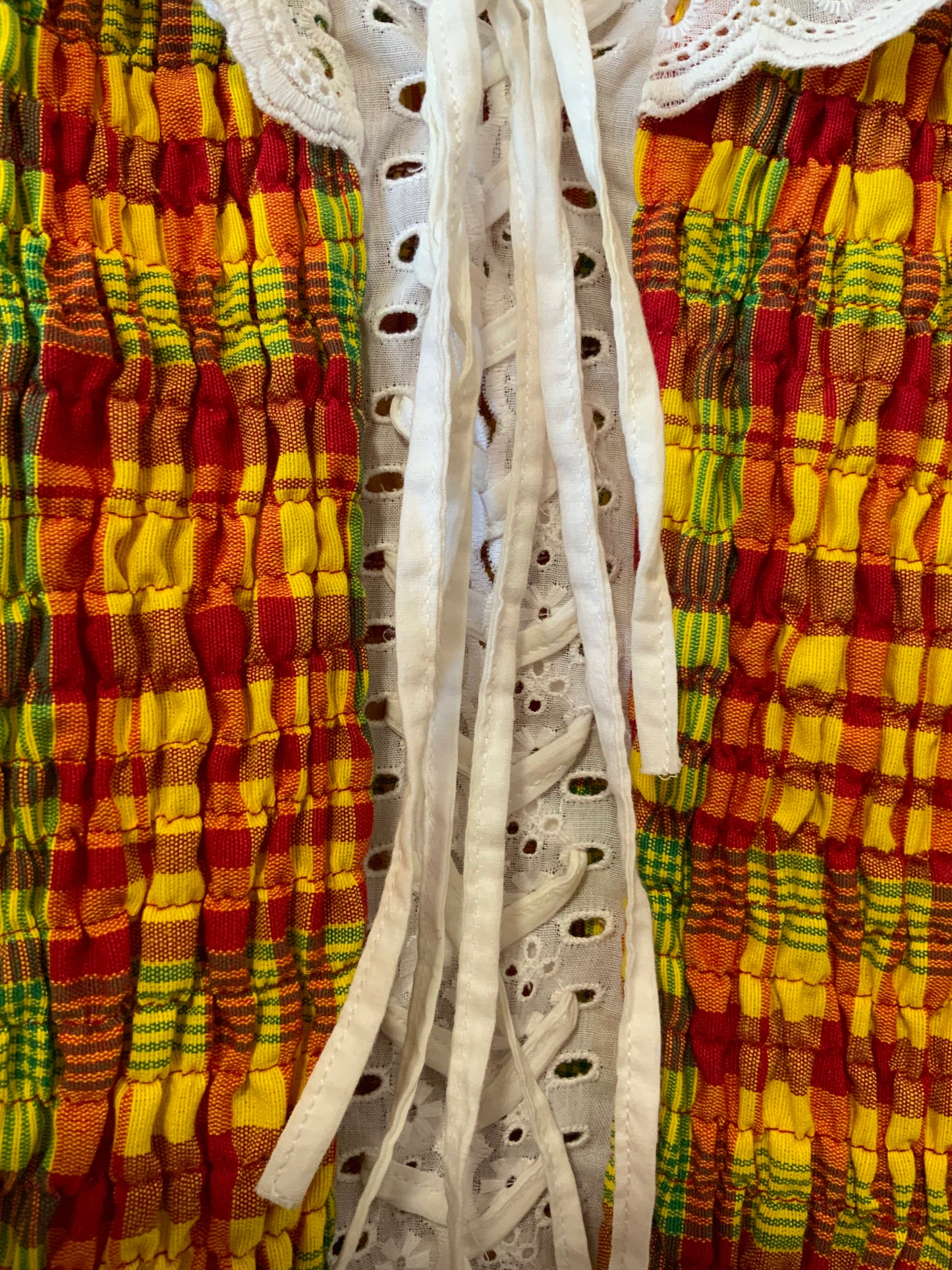 Ensemble Traditionnel Neuf carreaux Madras et dentelle smocké