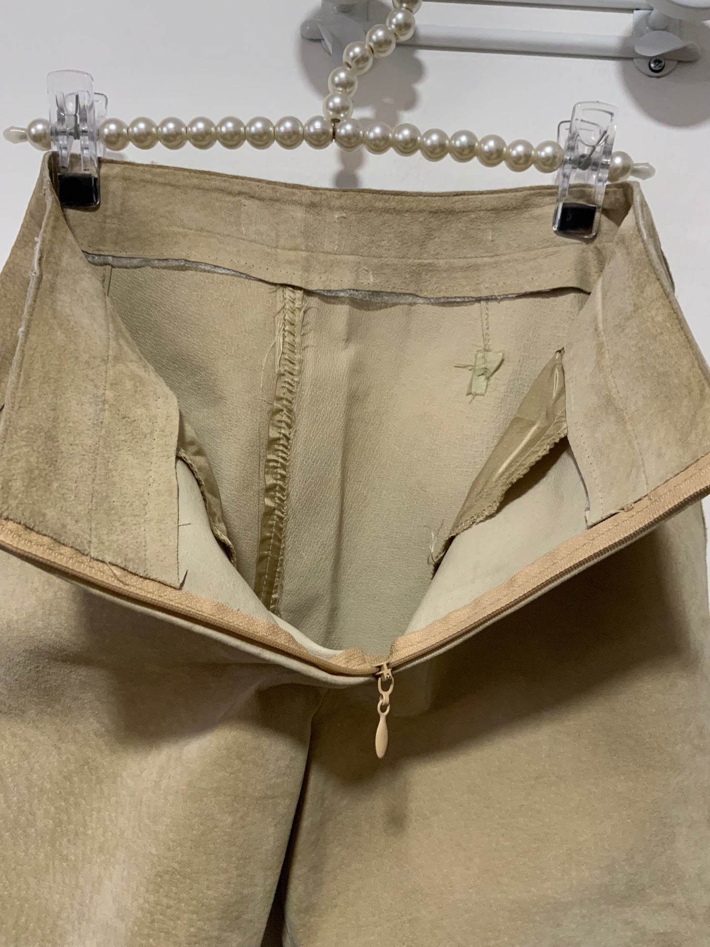 Pantalon Daim beige et Fleurs brodées en bas Beauté Vintage 1990