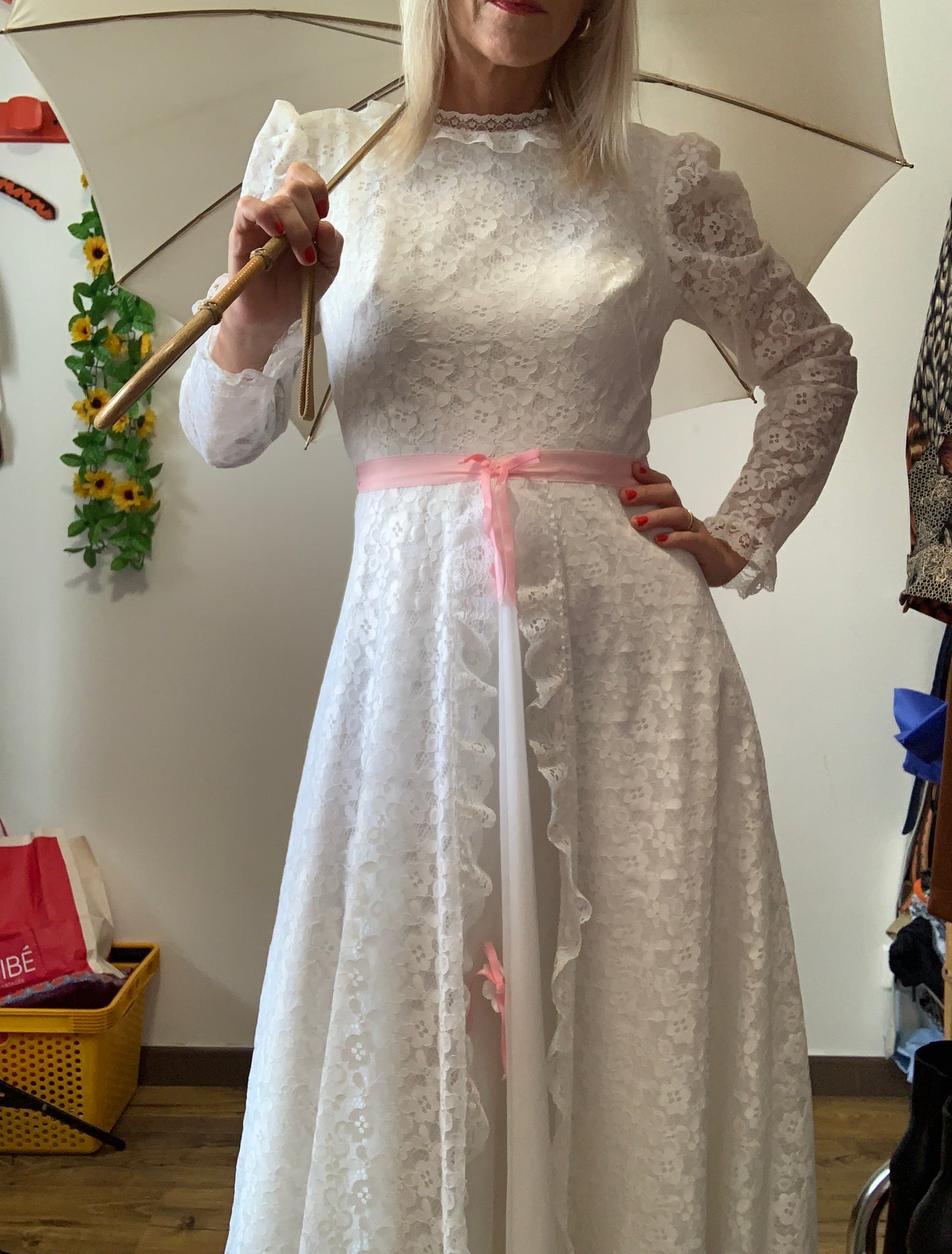 Sublime Robe de Cérémonie Dentelle Haut de gamme maison Bracq France Vintage 1970