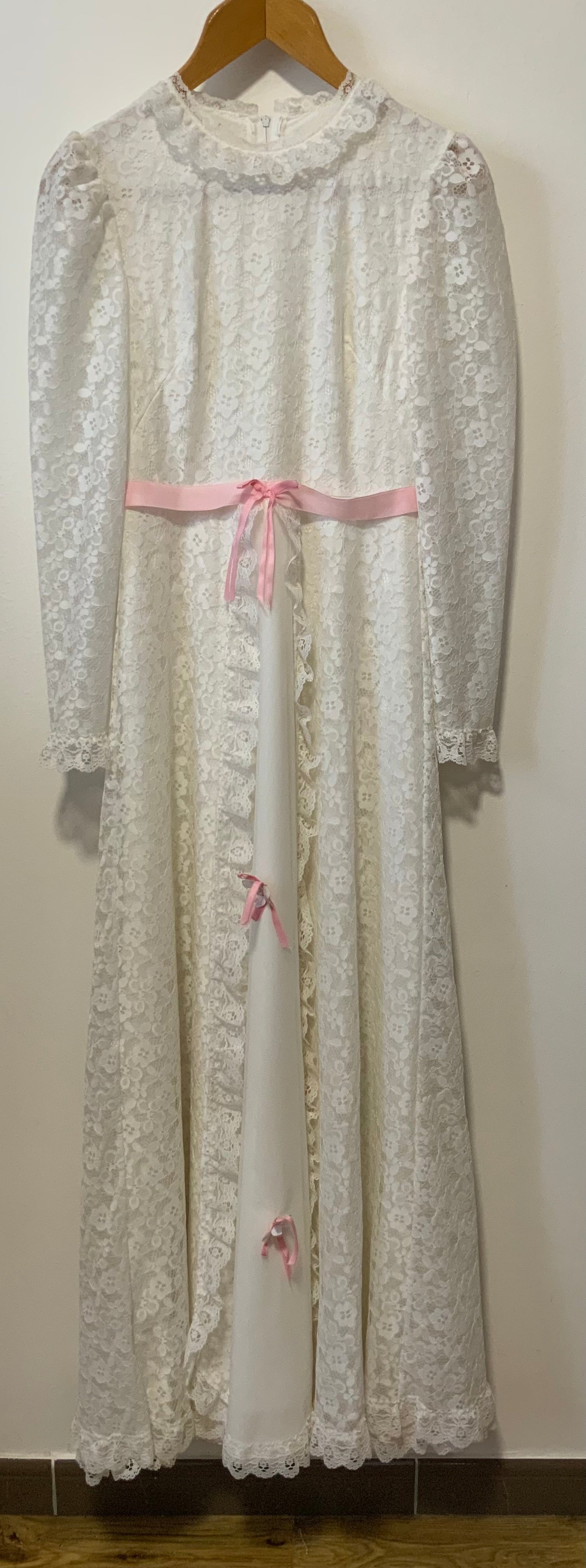 Sublime Robe de Cérémonie Dentelle Haut de gamme maison Bracq France Vintage 1970
