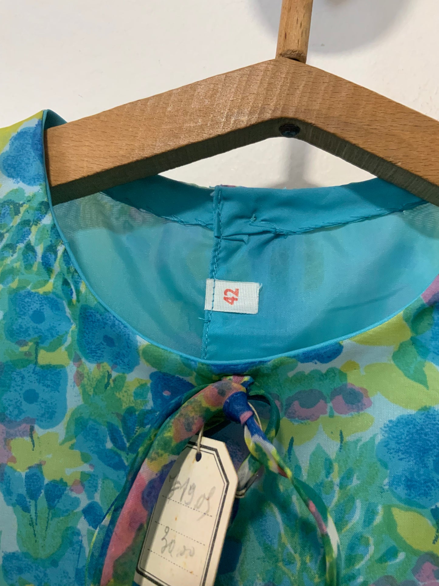 Superbe blouse mousseline boutonnée à fleurs faite main Création 1960/70