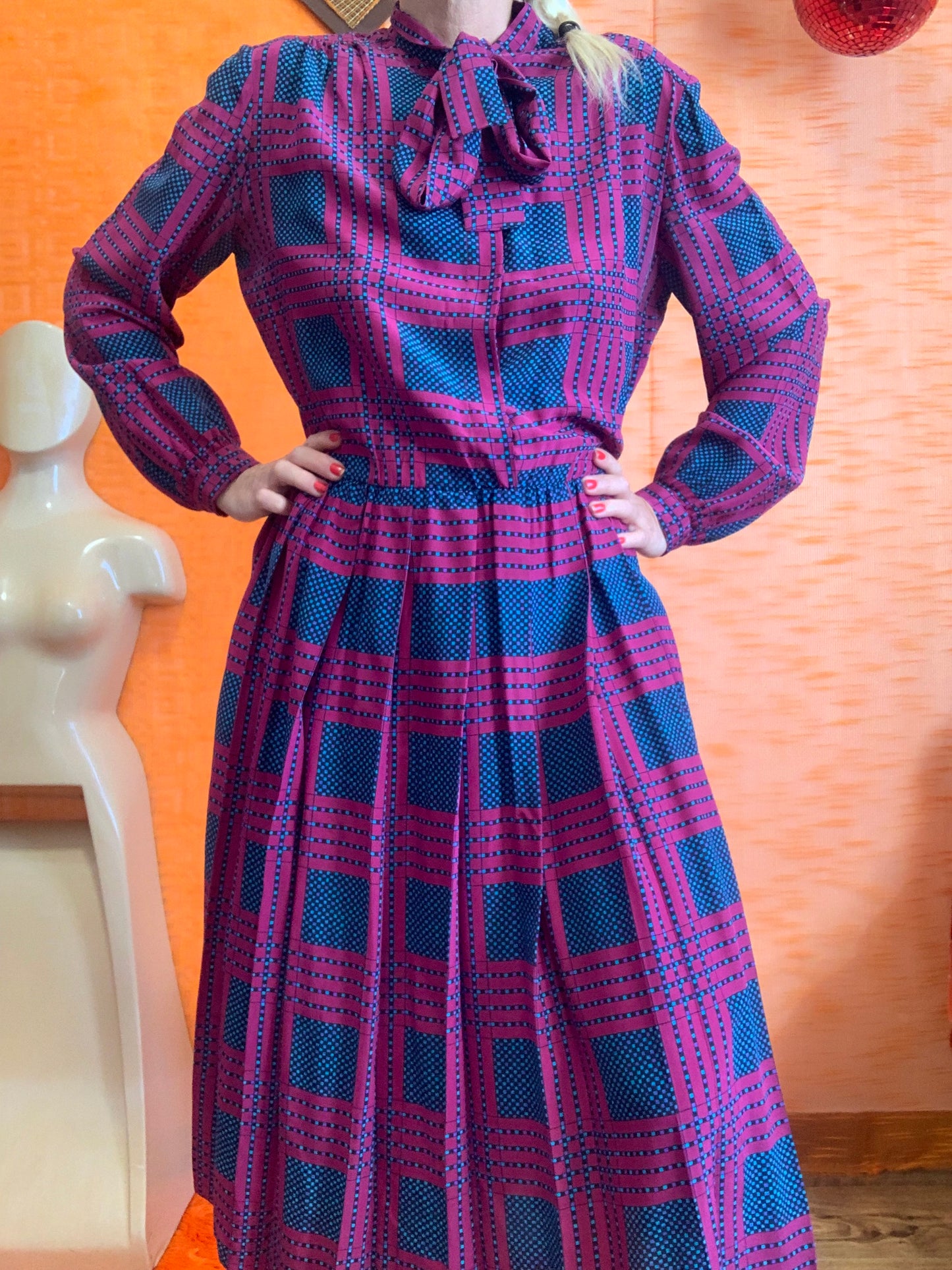 Superbe robe plissée en pure soie et col Lavaliere Vintage France